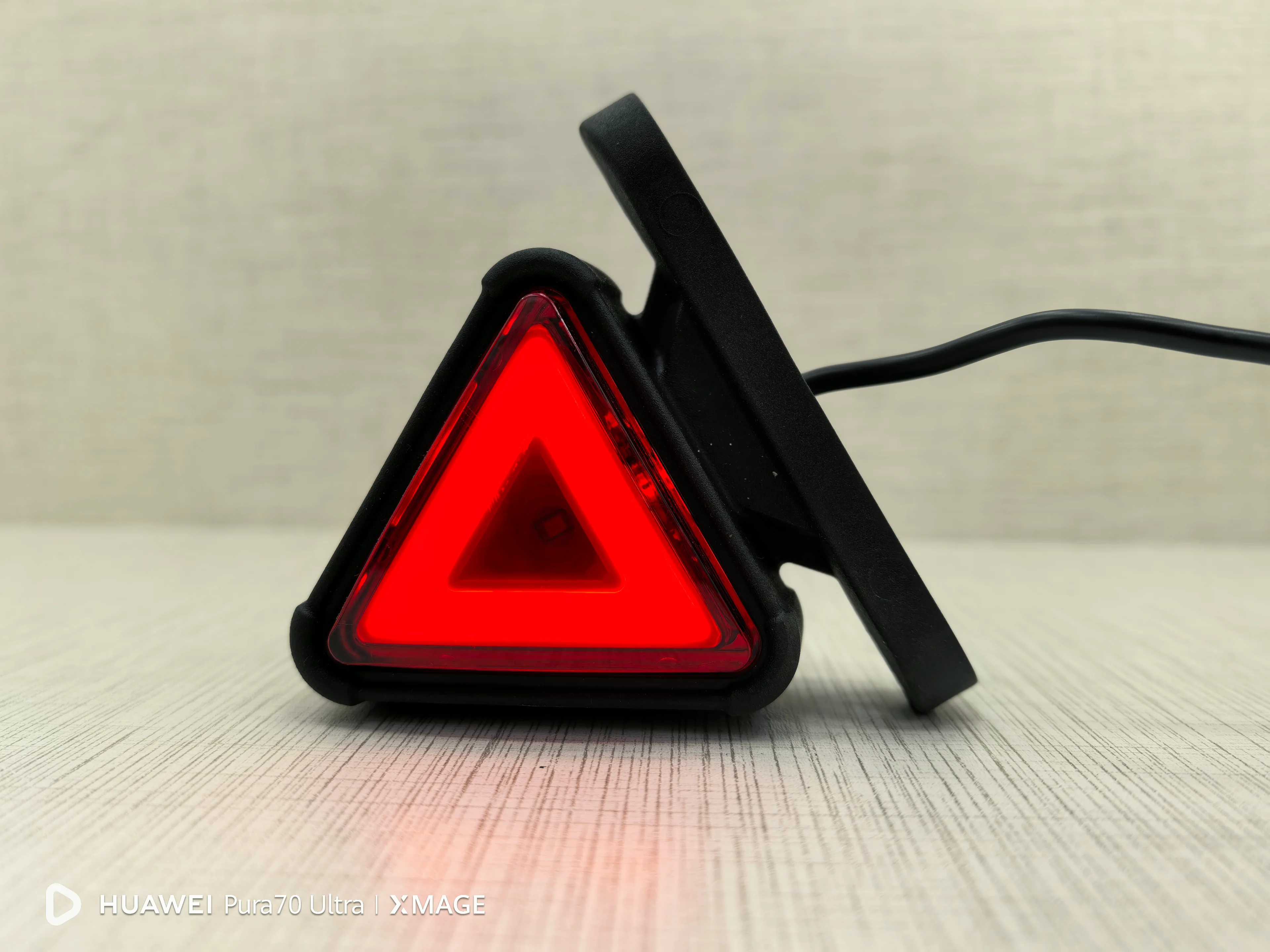 Neon Takoz Lamba Büyük Üçgen Tip Kırmızı - Beyaz ve Sİnyalli