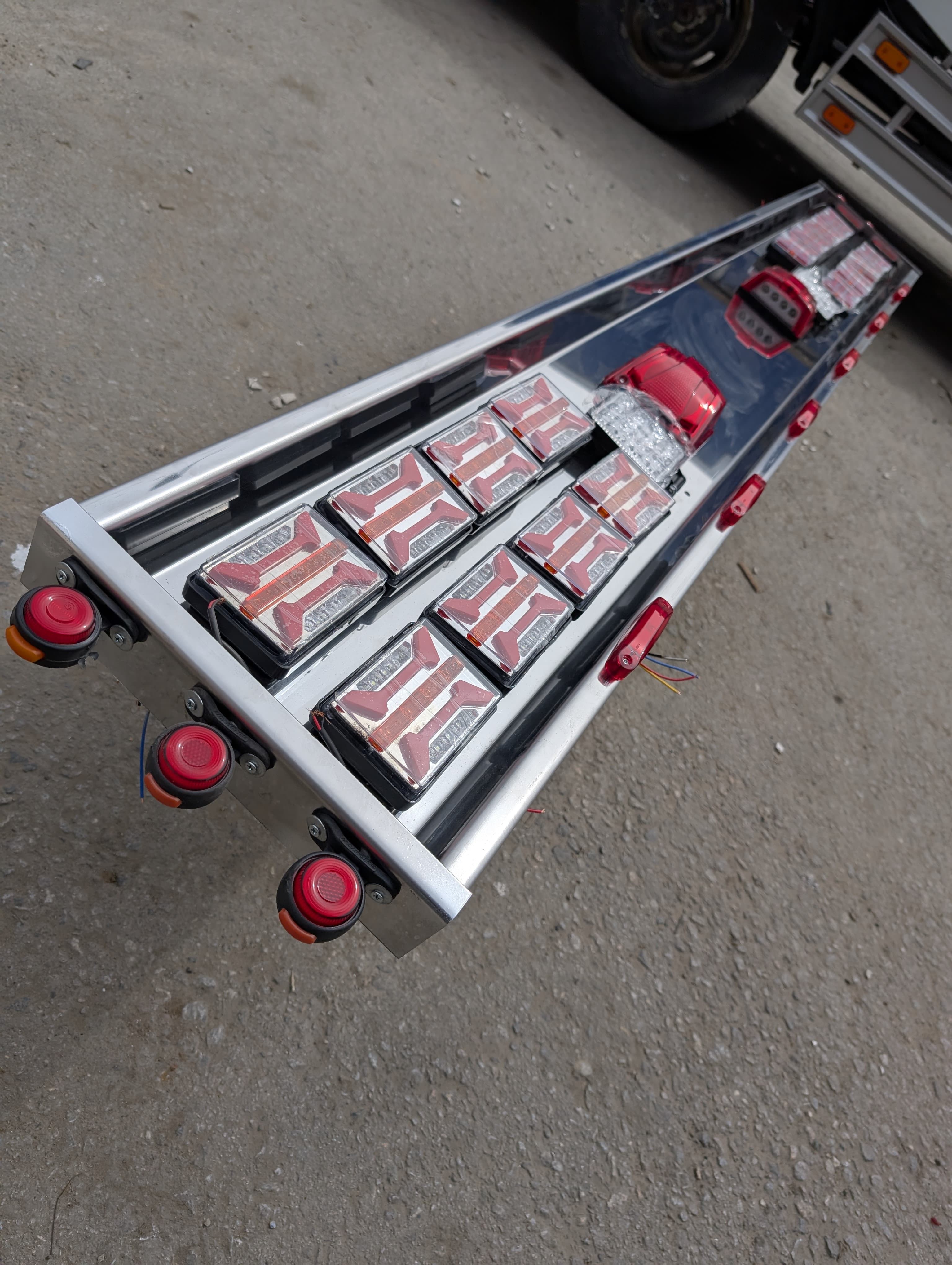 Ford Transit, Mitsubishi Fuso, Canter, Iveco Daily, Isuzu N-Wide, NPR Serisi Uyumlu Holland Style Krom Tampon (Dolu Set Tüm Aydınlatma Ürünleri Dahil)