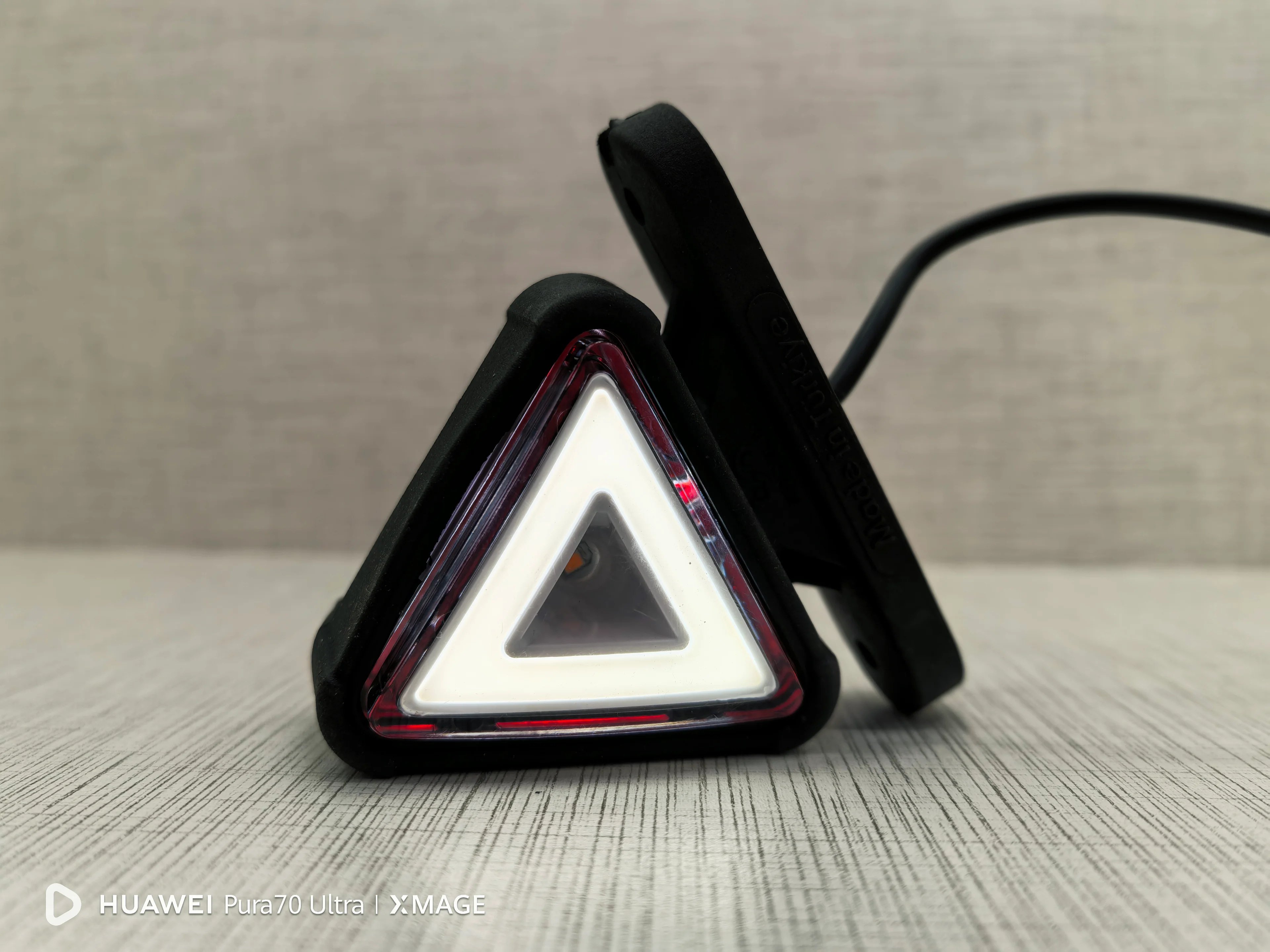 Neon Takoz Lamba Büyük Üçgen Tip Kırmızı - Beyaz ve Sİnyalli