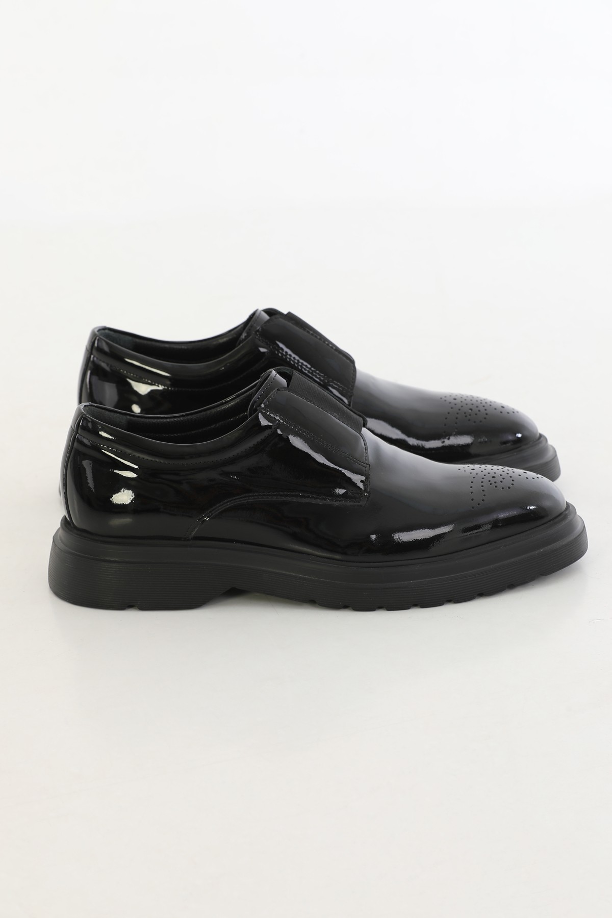 CASUAL SHOES WITH RUBBER DESIGN