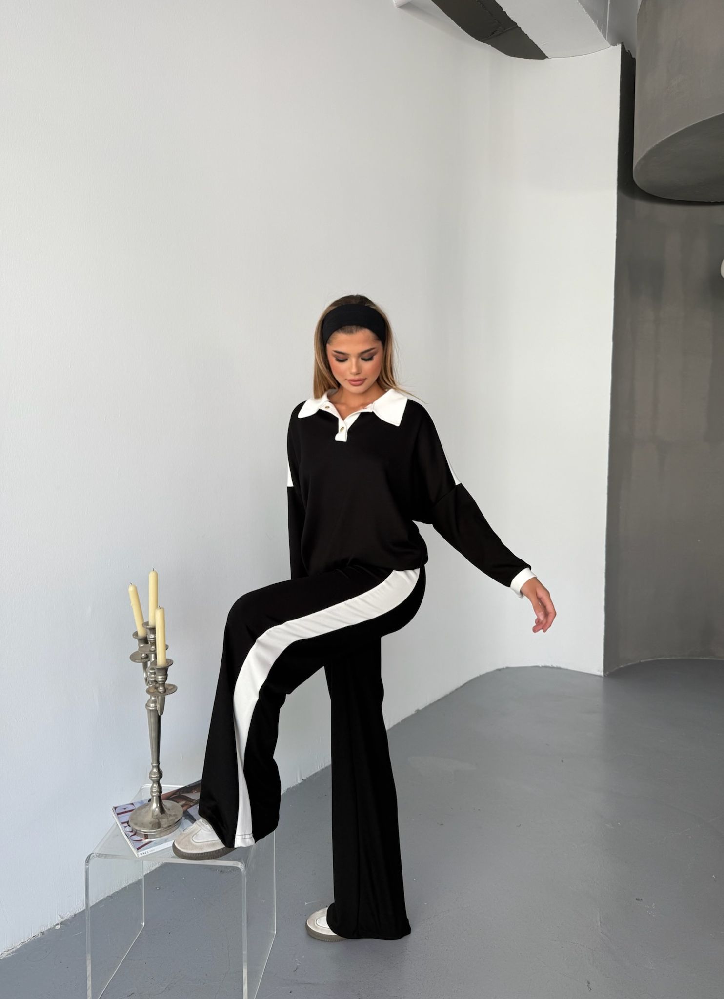 Yakası Beyaz Çıt Çıtlı Eşofman Takımı