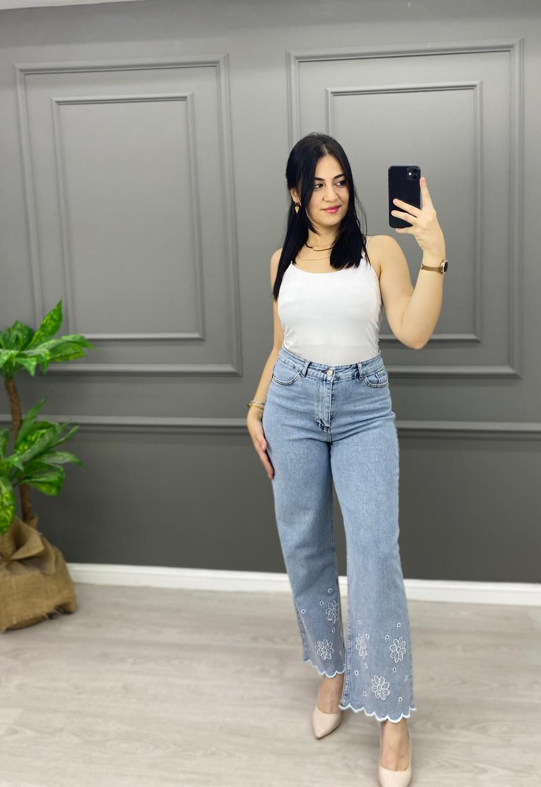 Paçası Çiçek Detaylı Jean Pantalon