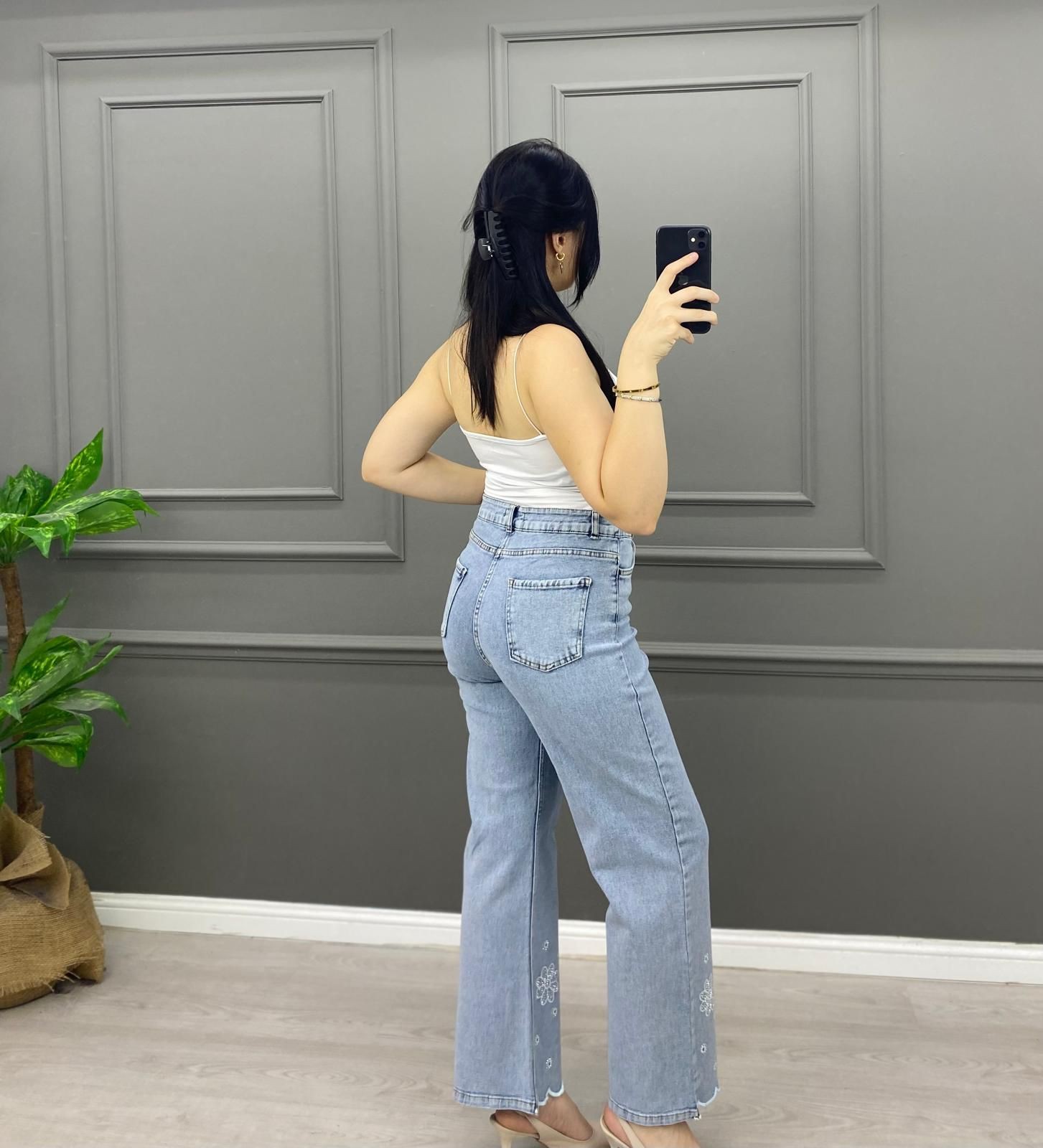Paçası Çiçek Detaylı Jean Pantalon