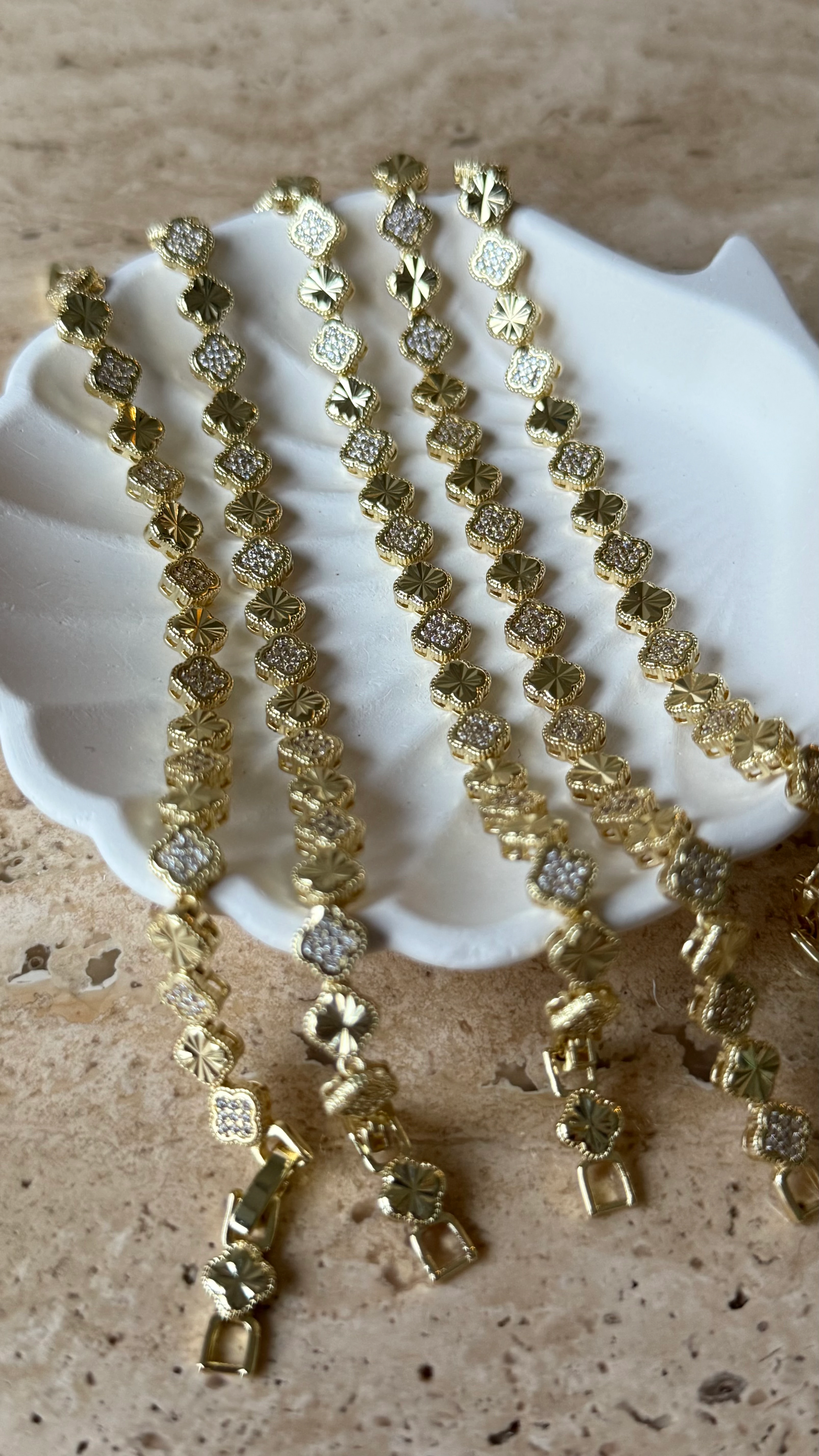 Taşlı yonca model bileklik