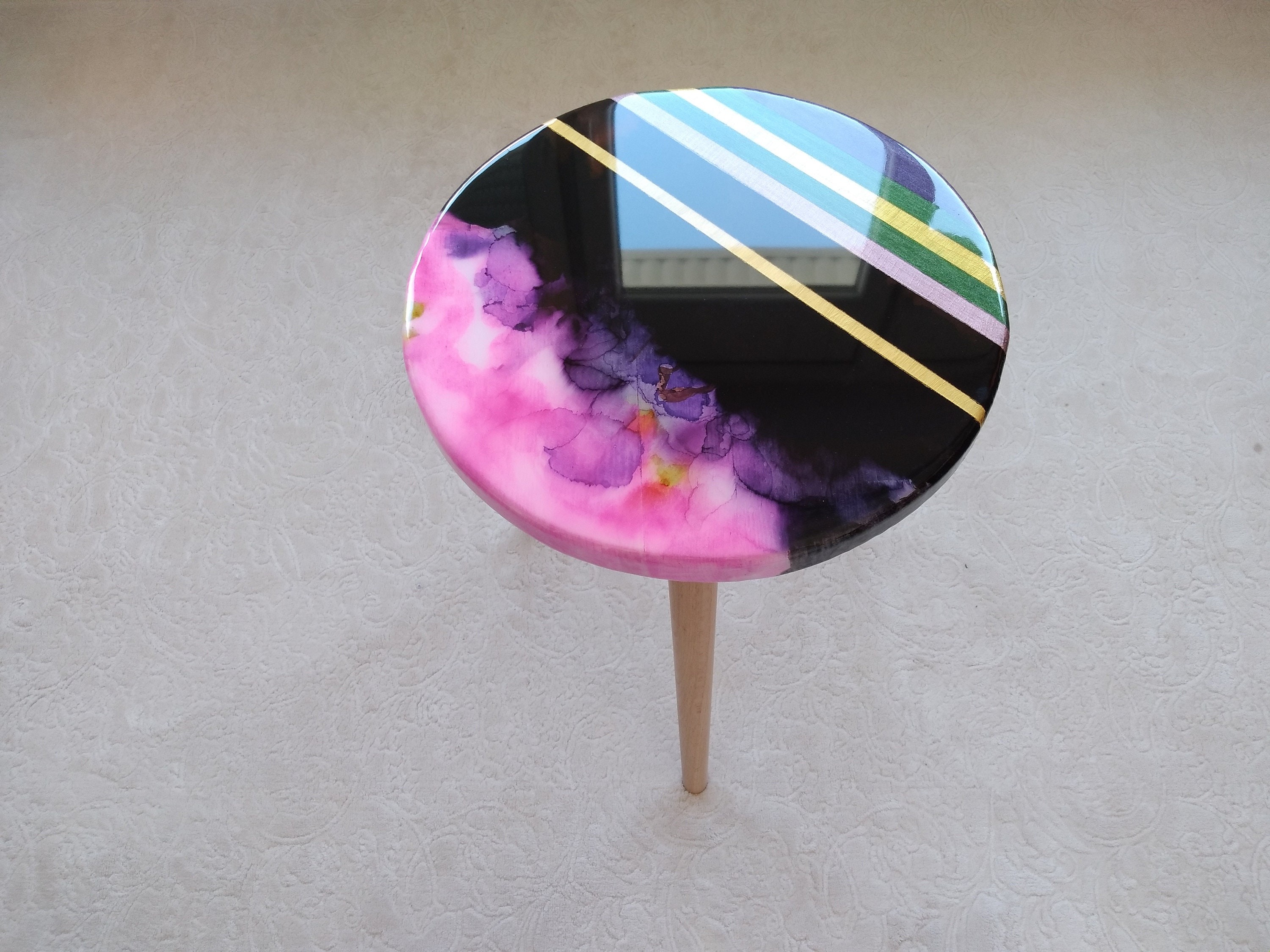 Wood Round Bedside Pink Black Resin Side Coffee Table, Modern Unique Epoxy End Boho Entryway Bedroom Sofa Furniture Wooden Abstract Table