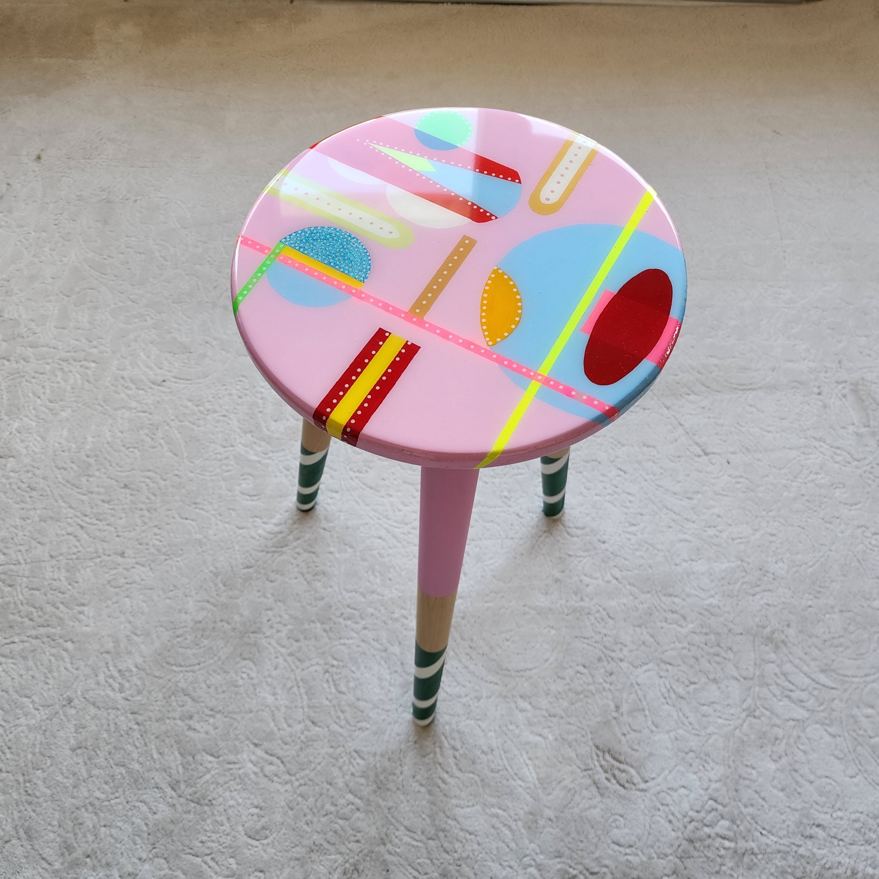 Round Pink Blue Abstract Funky Resin Coffee Table, Hand Painted Geometric Multicolor Eclectic Cool Retro Boho Unusual Epoxy Art Side Table