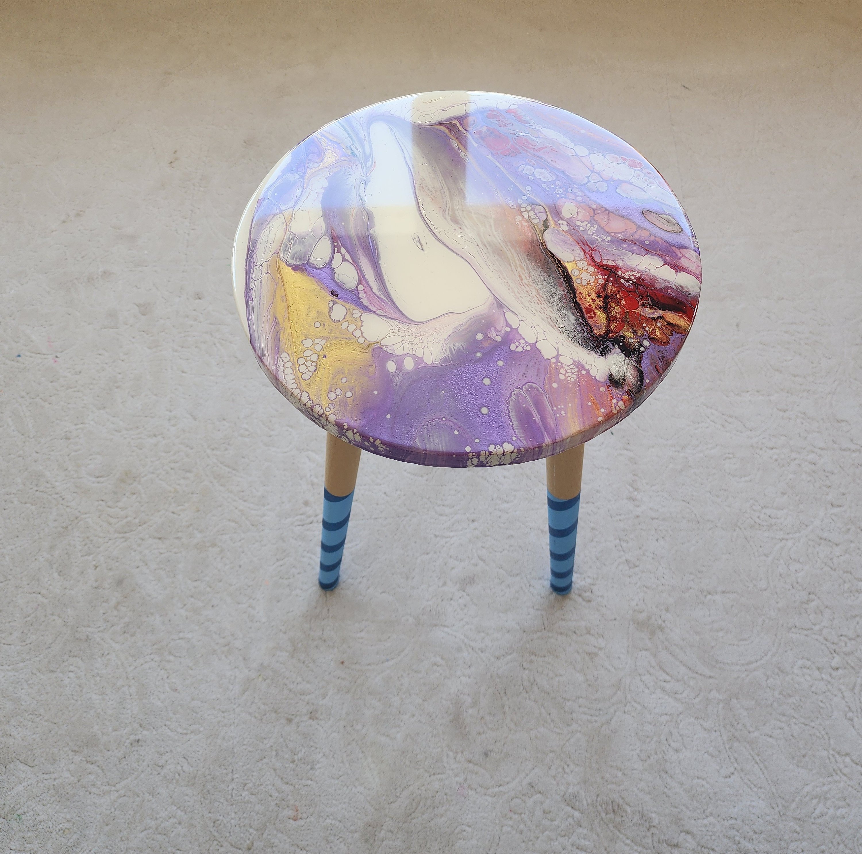 White Purple Gold Funky Round Epoxy Resin Side Coffee Table, Colorful Eclectic Handmade Abstract Boho Cool Painted Corner End Sofa Art Table