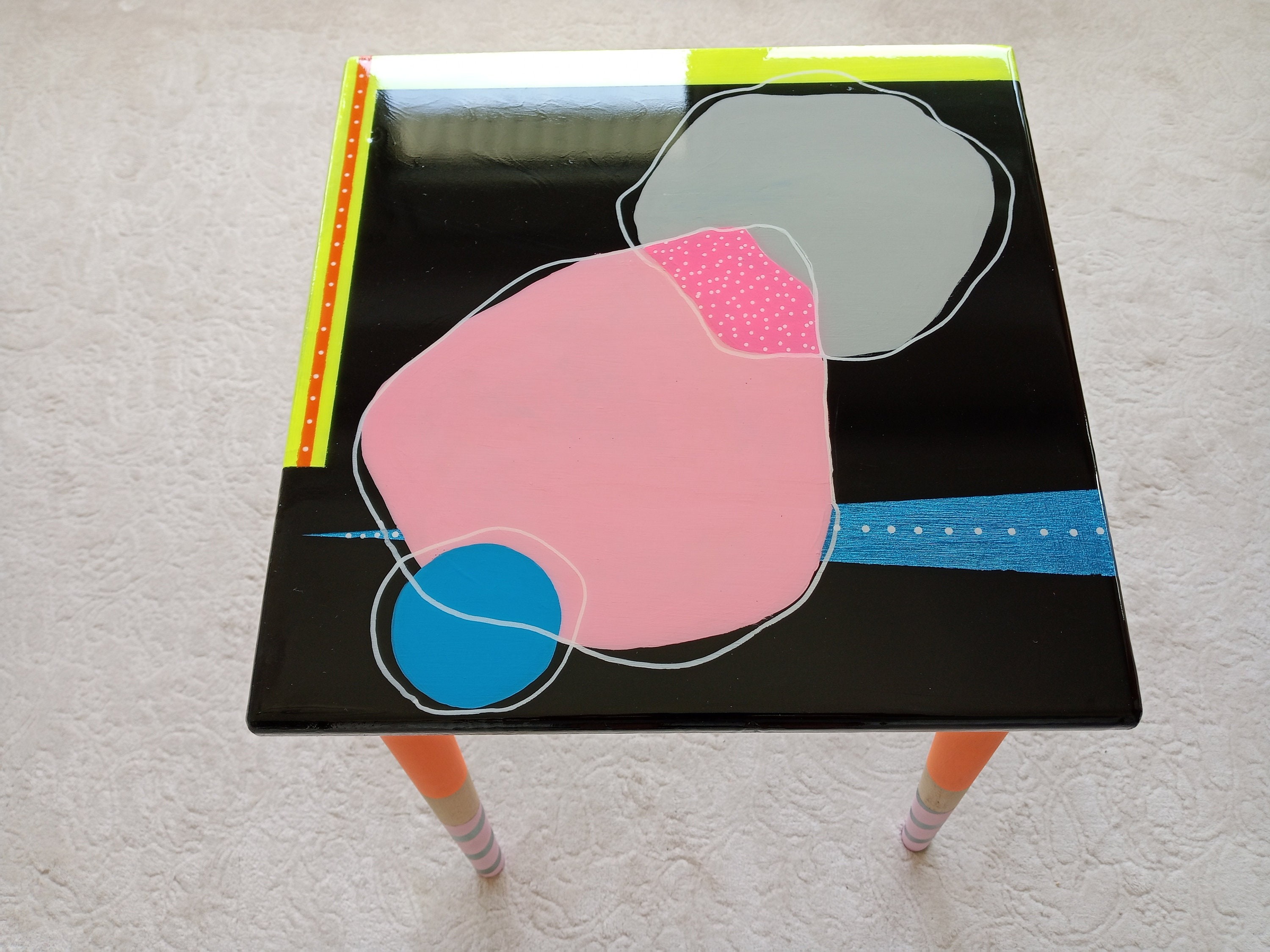 Abstract Colorful Vibrant Side Resin Coffee Table, Modern Unique Artistic Design Black Pink Stylish Painted Legs Cool Cute Epoxy End Table