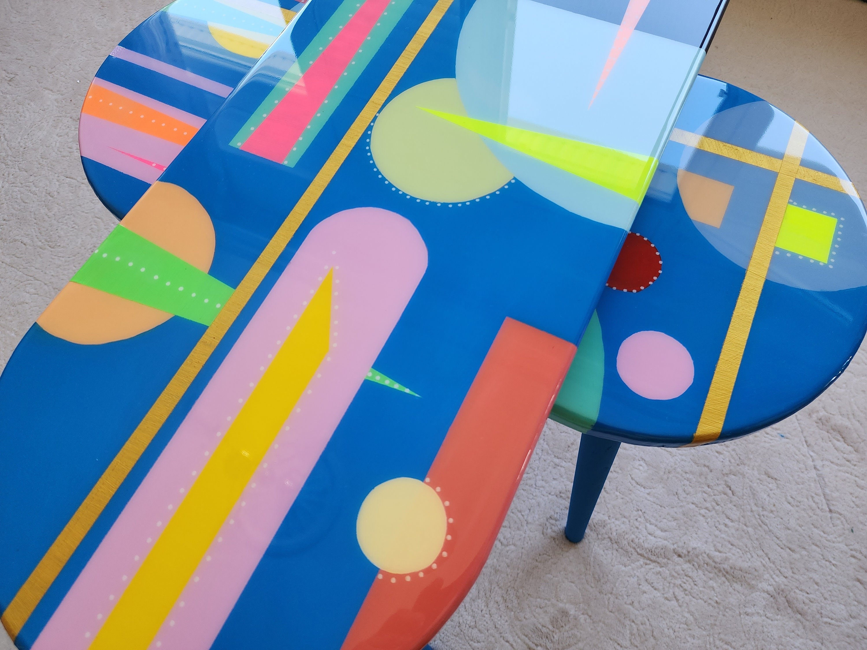 Unusual Blue Funky Colorful Oval Resin Side Coffee Tables, Maximalist Eclectic Abstract Cool Neon Painted Leg Epoxy Cute Boho Fun Art Table
