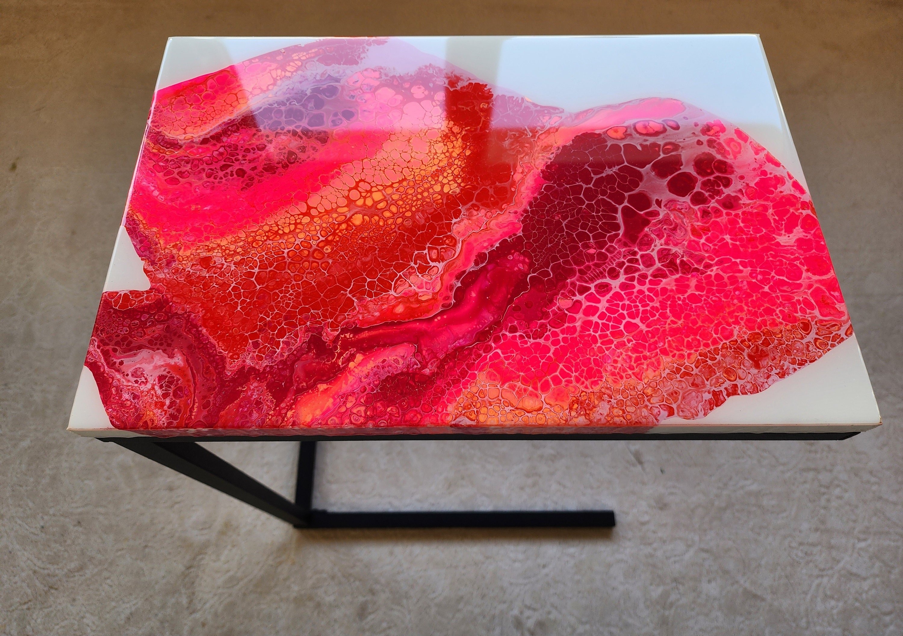Colorful Side End Resin Couch C Shape Art Table With Metal Legs,Funky Pink White Cool Abstract Wooden Coffee Table,Mother&#39;s Day Gift For Her