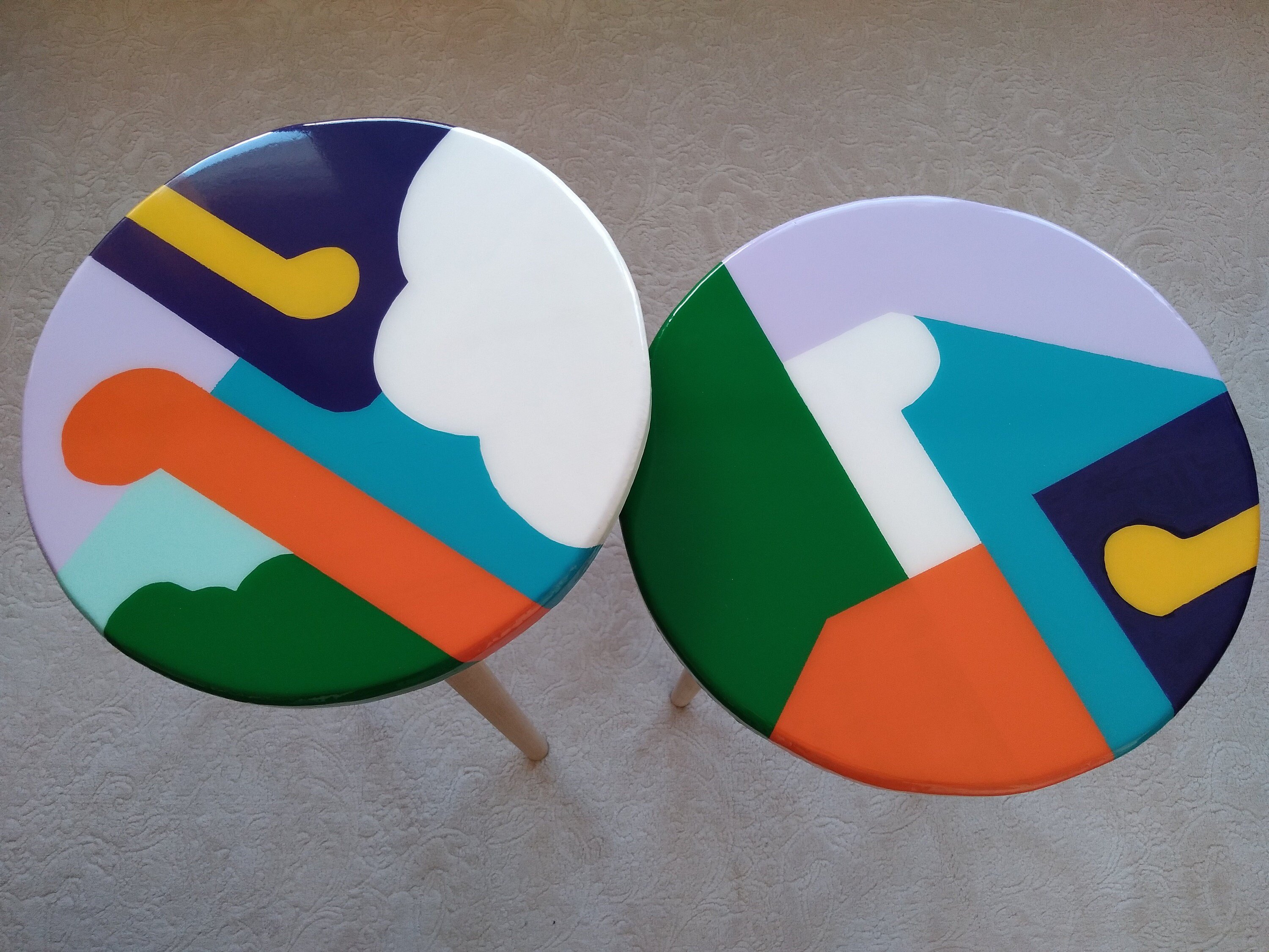 Round Resin Wooden Boho Side Coffee Tables,Colorful  Modern Epoxy White Wooden Unique Abstract End Sofa Bedside Bedroom Art Entryway Table
