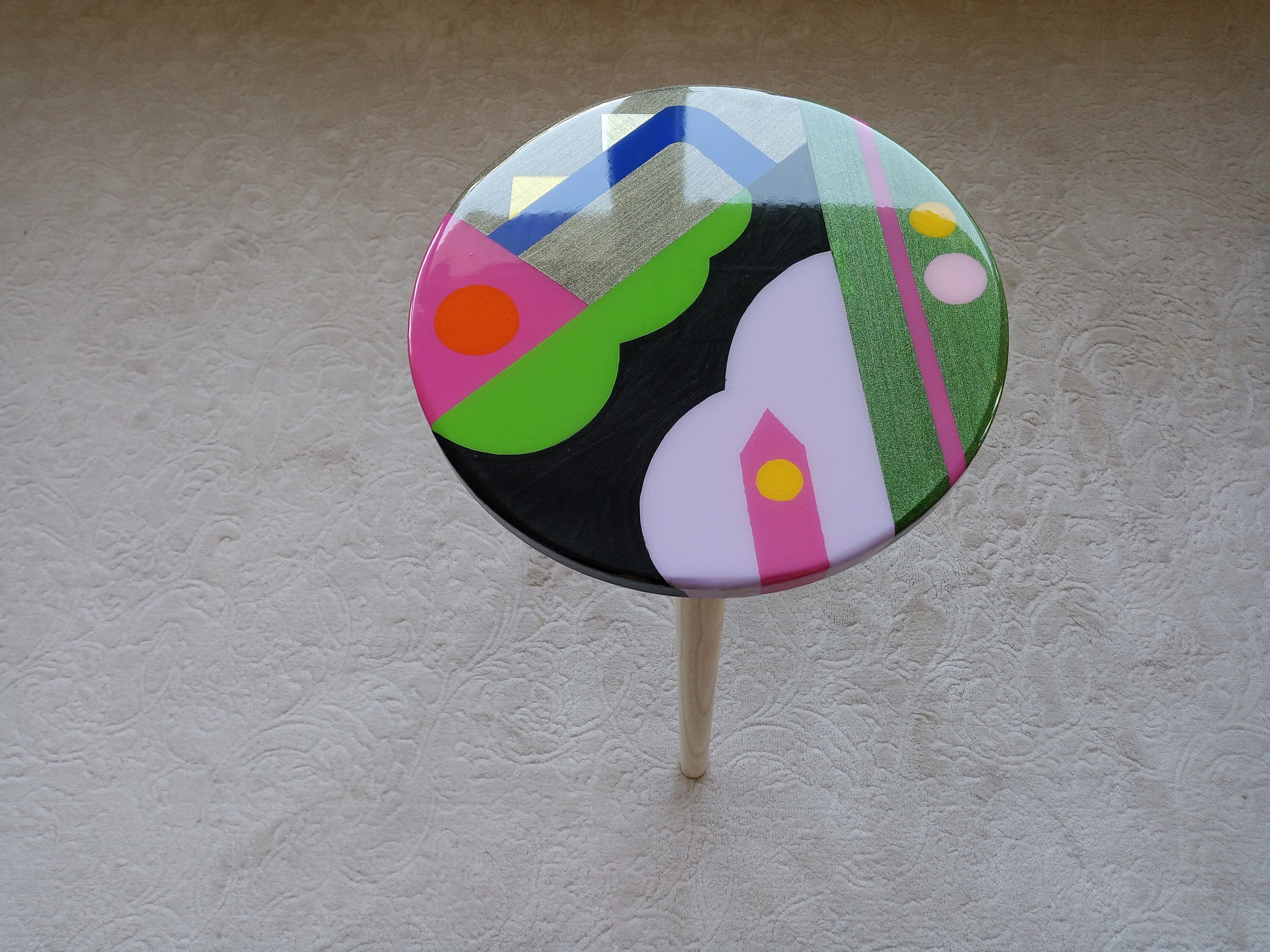 Round Small Unique Resin Side Coffee Table, Colorful Modern Wooden Black End Sofa Bedside Bedroom Living Room Abstract Art Cool Epoxy Table