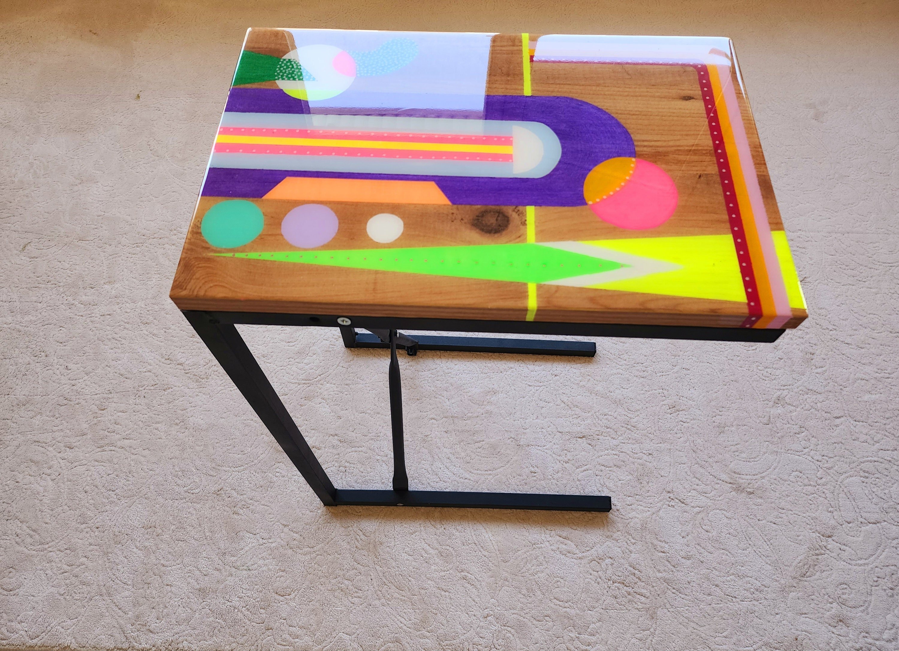 Retro C Shape Colorful Side End Resin Coffee Table With Metal Legs, Funky Cool Mid Century Modern Epoxy Pop Art Neon Painted Couch Table