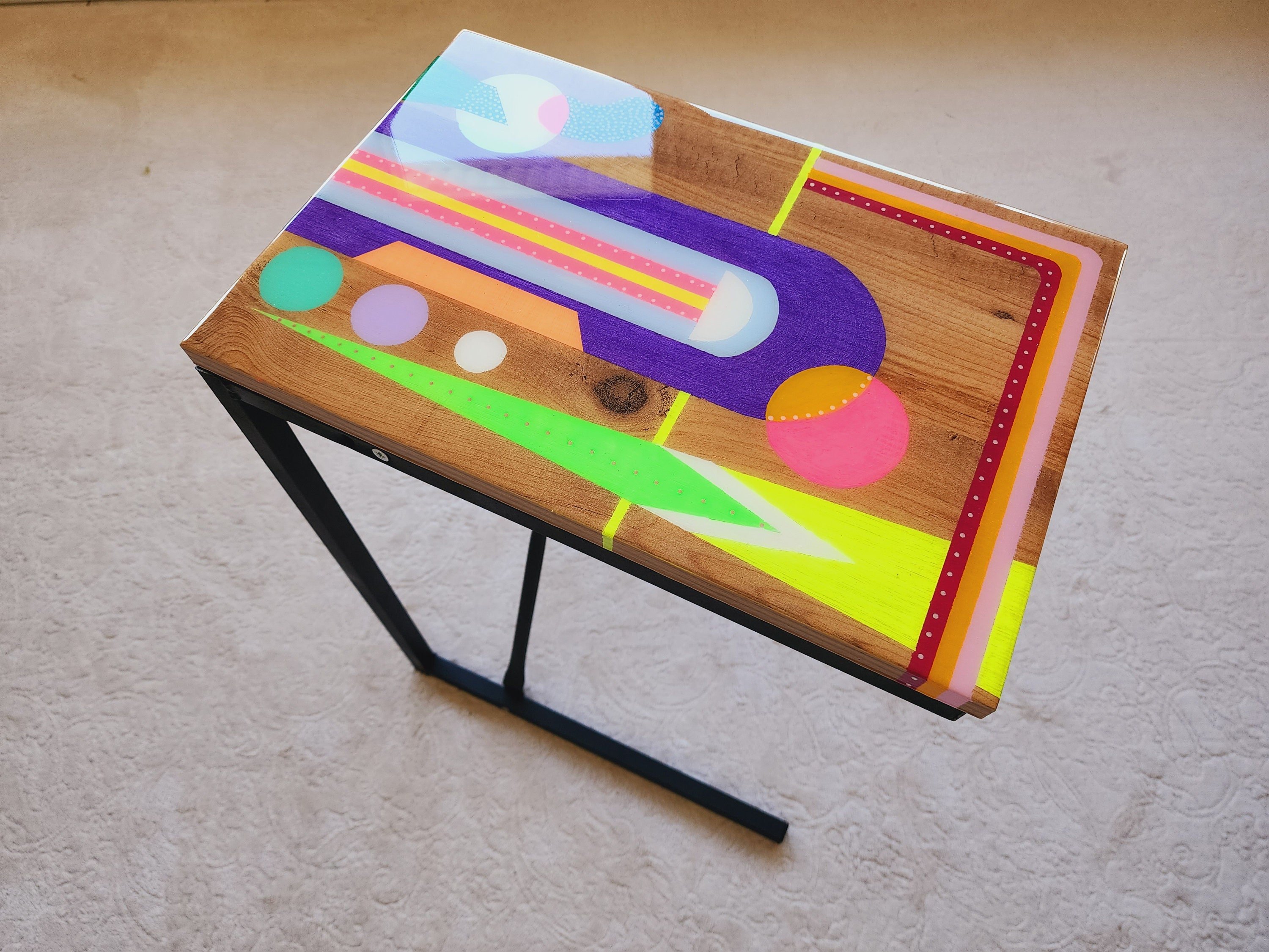Retro C Shape Colorful Side End Resin Coffee Table With Metal Legs, Funky Cool Mid Century Modern Epoxy Pop Art Neon Painted Couch Table