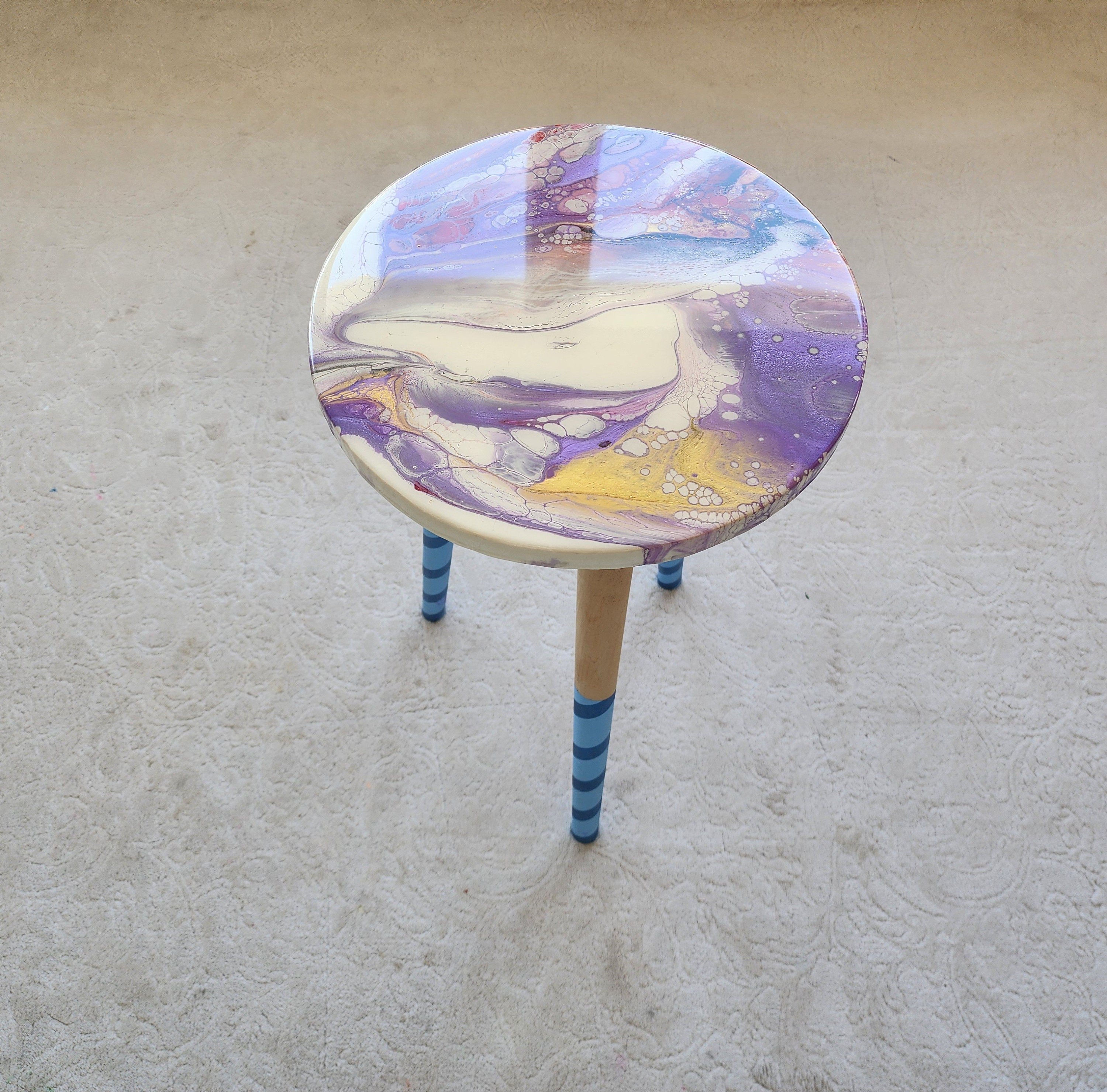 White Purple Gold Funky Round Epoxy Resin Side Coffee Table, Colorful Eclectic Handmade Abstract Boho Cool Painted Corner End Sofa Art Table