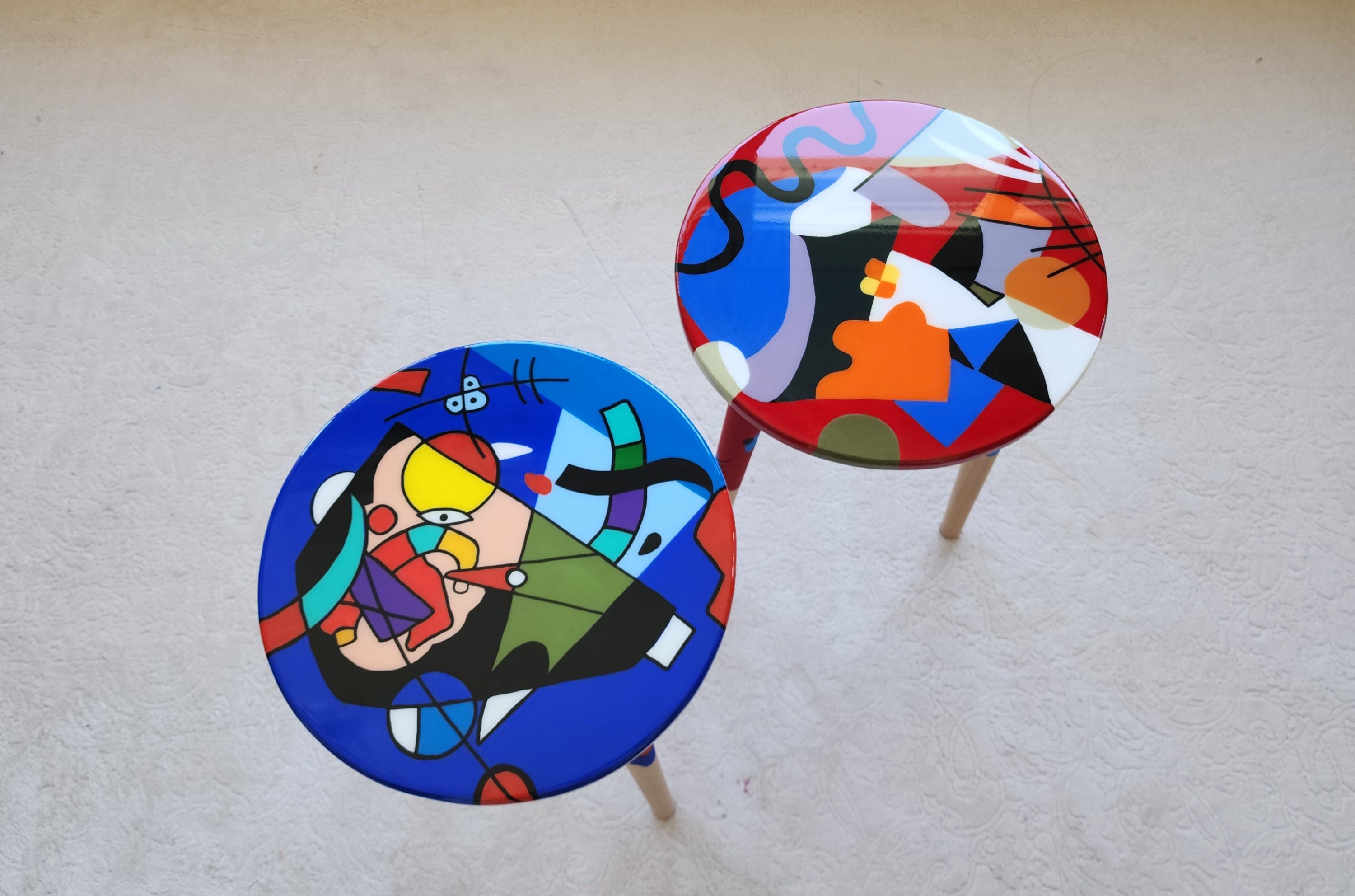 Round Colorful Red Blue Epoxy Resin Side Coffee Tables 