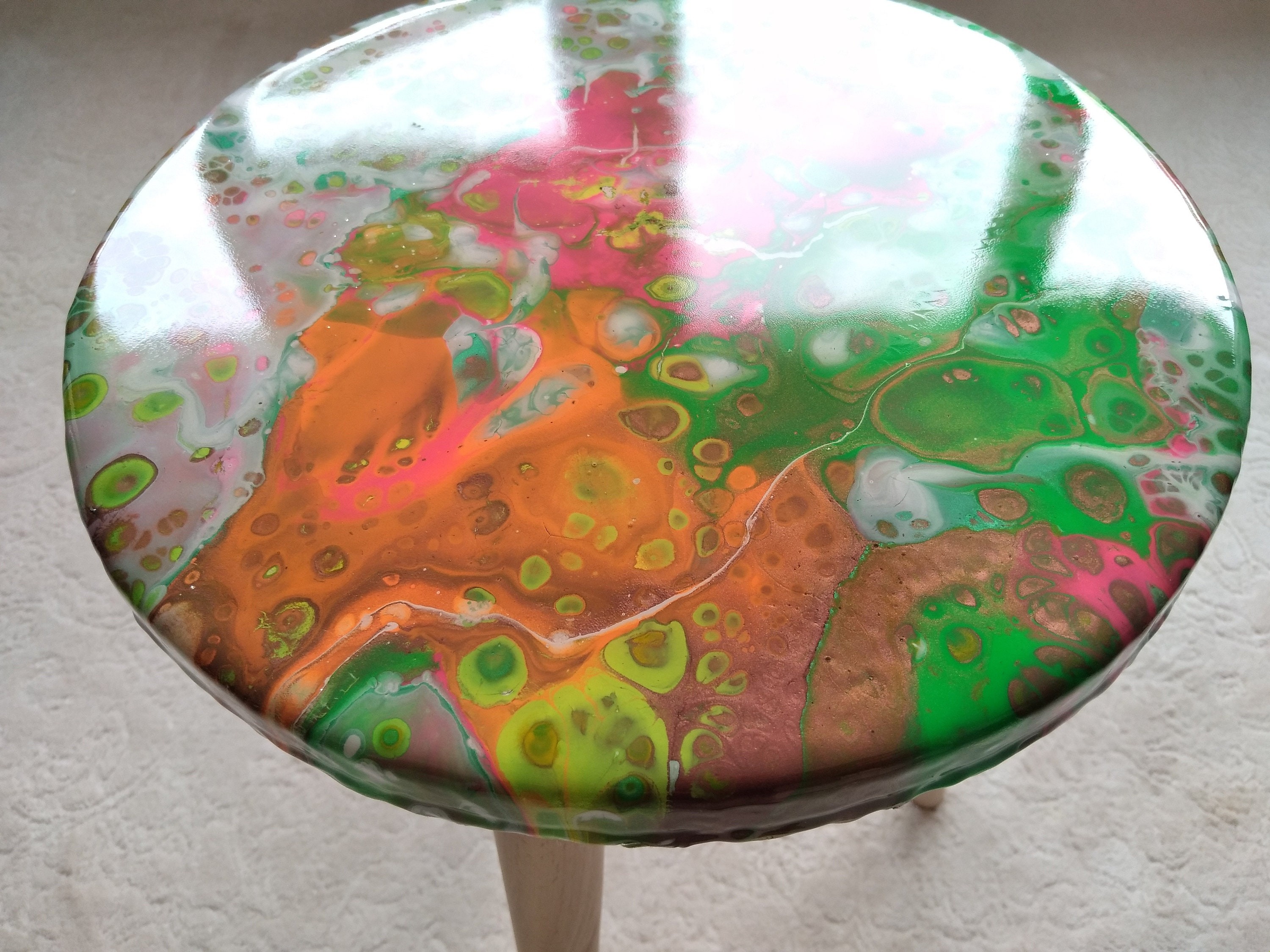 Small Resin Wood Side Coffee Table, Pink Round Modern Boho Unique Wooden Epoxy Bedroom Entrway Bedside Abstract Art Sofa End Low Cool  Table