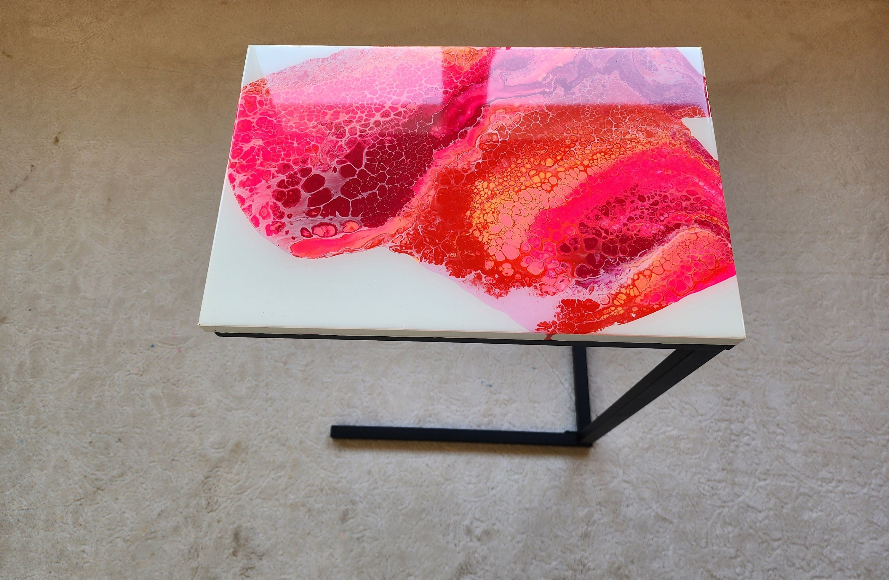 Colorful Side End Resin Couch C Shape Art Table With Metal Legs,Funky Pink White Cool Abstract Wooden Coffee Table,Mother&#39;s Day Gift For Her