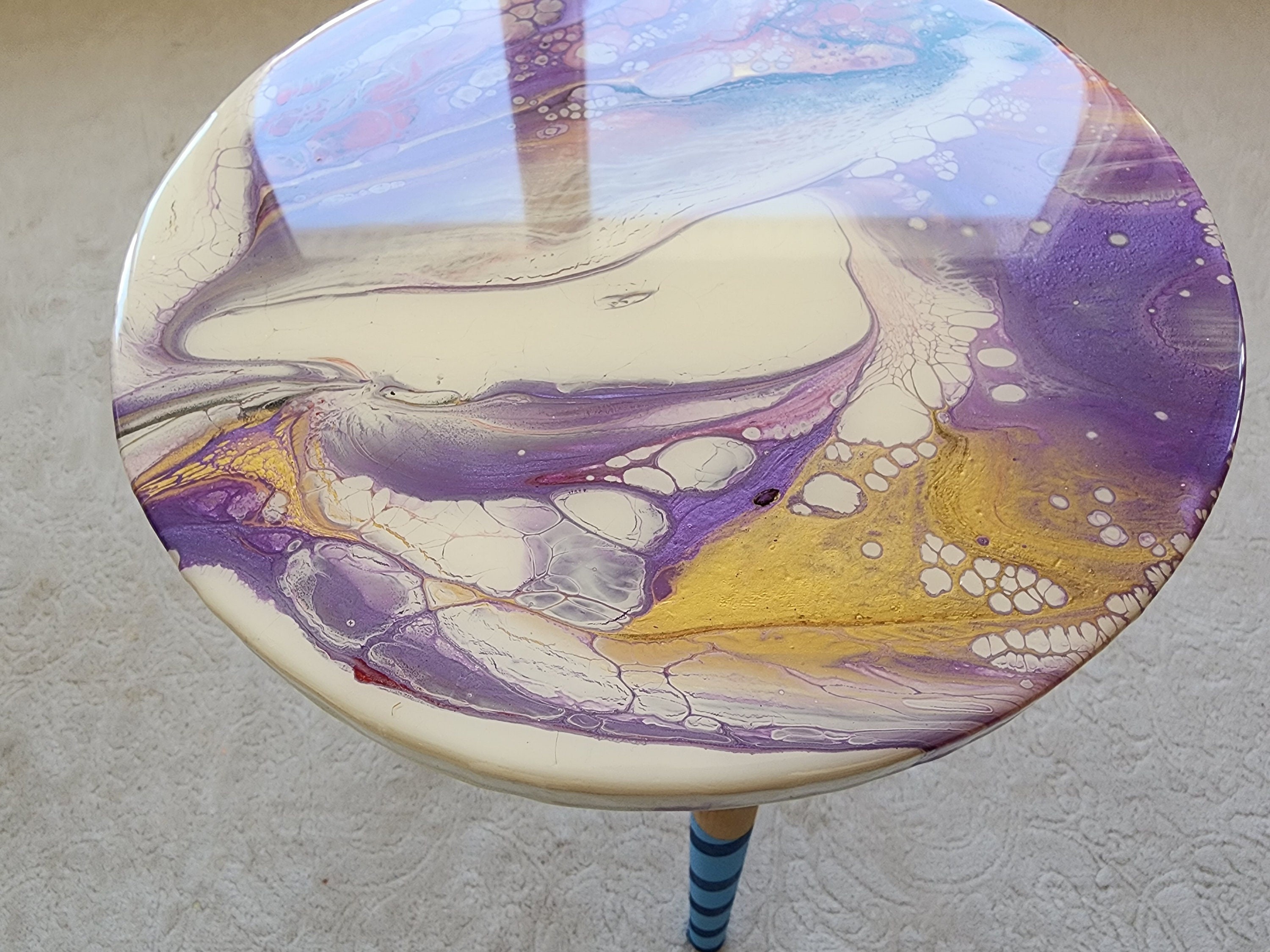 White Purple Gold Funky Round Epoxy Resin Side Coffee Table, Colorful Eclectic Handmade Abstract Boho Cool Painted Corner End Sofa Art Table