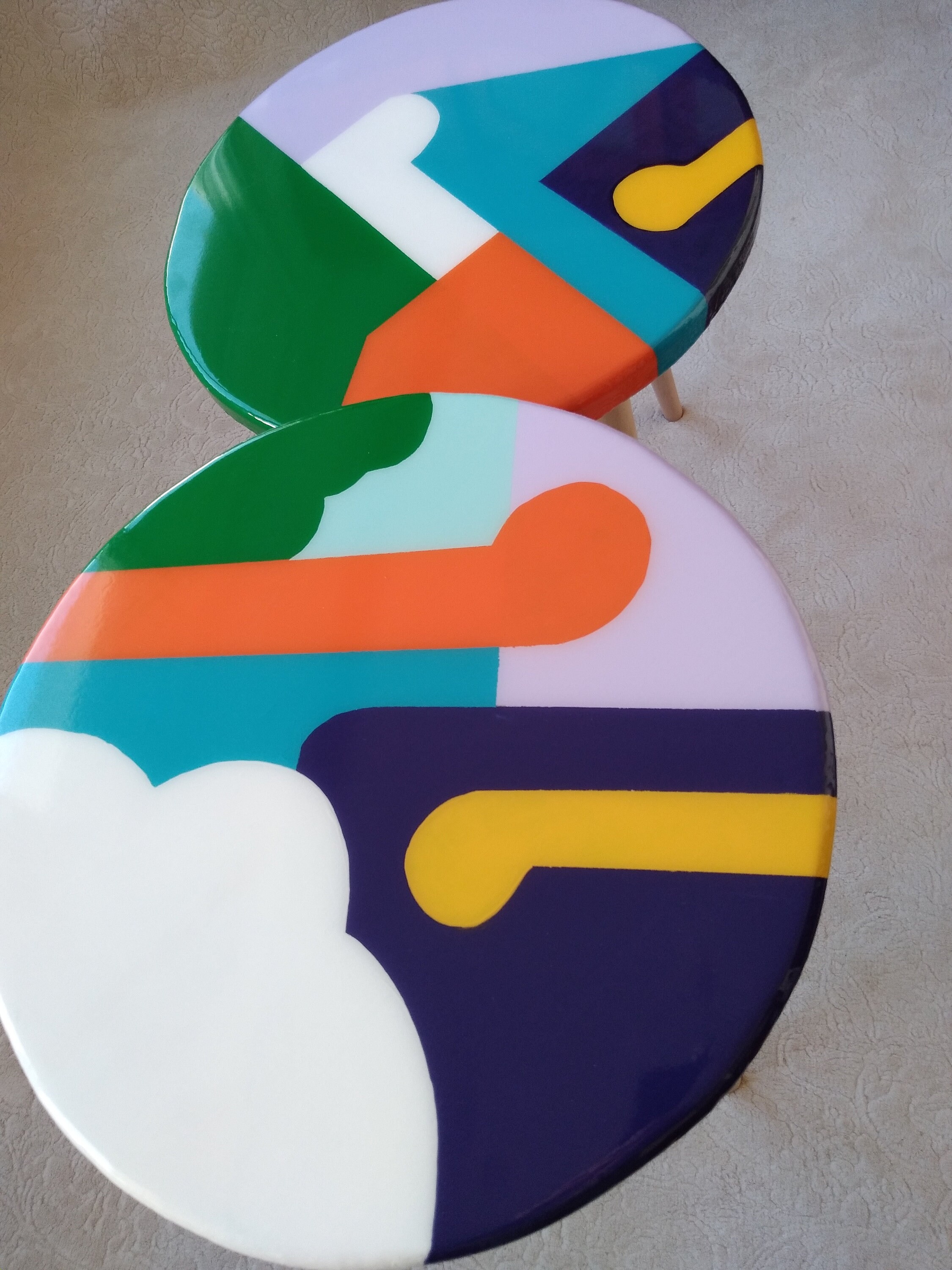 Round Resin Wooden Boho Side Coffee Tables,Colorful  Modern Epoxy White Wooden Unique Abstract End Sofa Bedside Bedroom Art Entryway Table