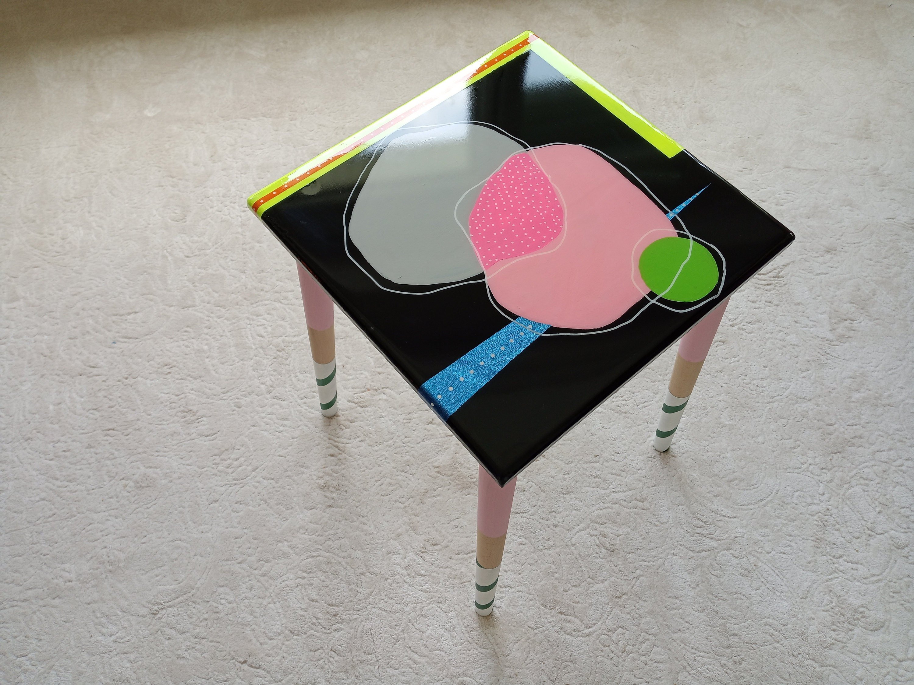 Abstract Colorful Funky Side Resin Coffee Table, Modern Vibrant Unique Artistic Design Black Pink Painted Legs Cool Cute Epoxy Art End Table