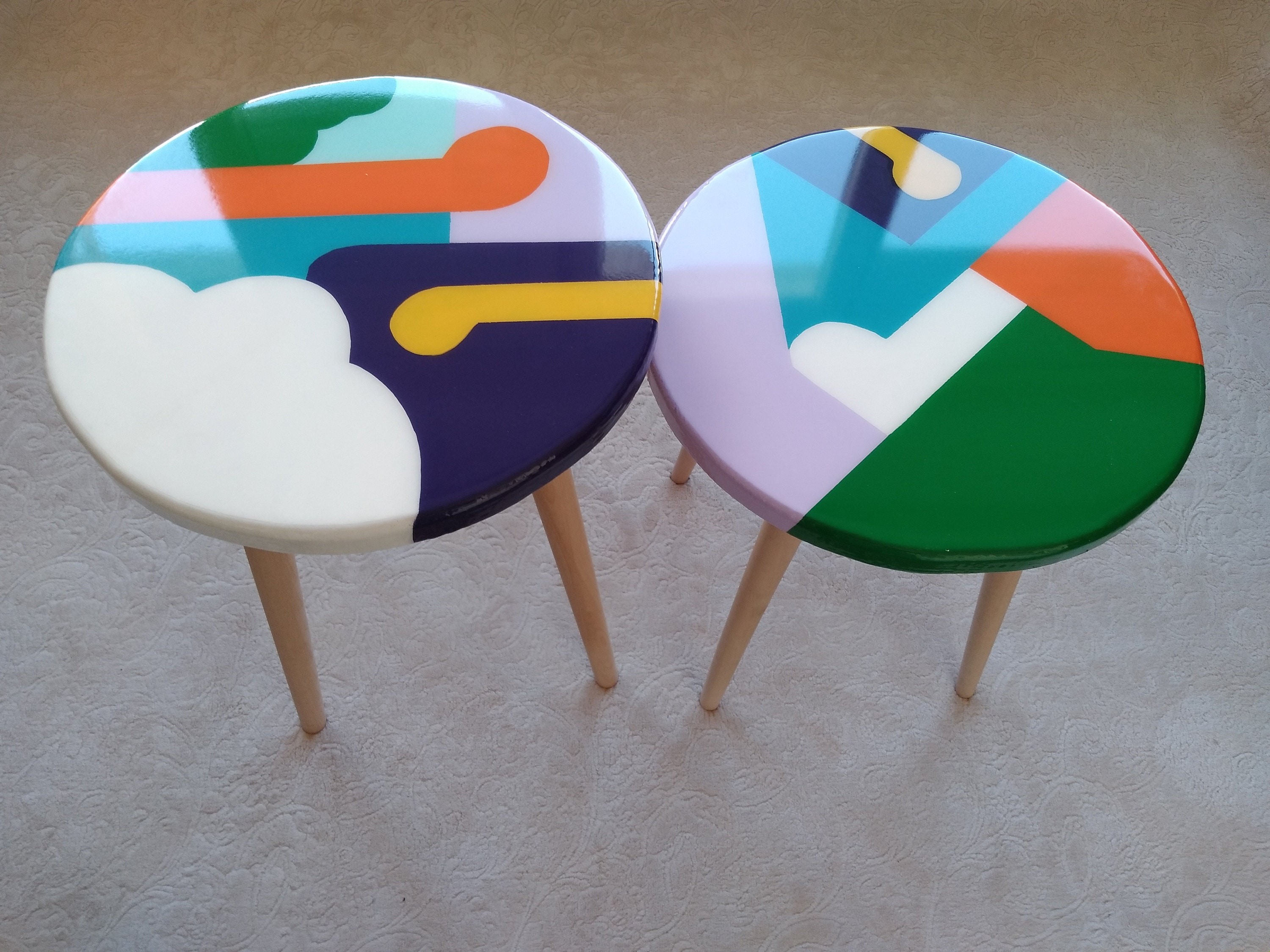 Round Resin Wooden Boho Side Coffee Tables,Colorful  Modern Epoxy White Wooden Unique Abstract End Sofa Bedside Bedroom Art Entryway Table