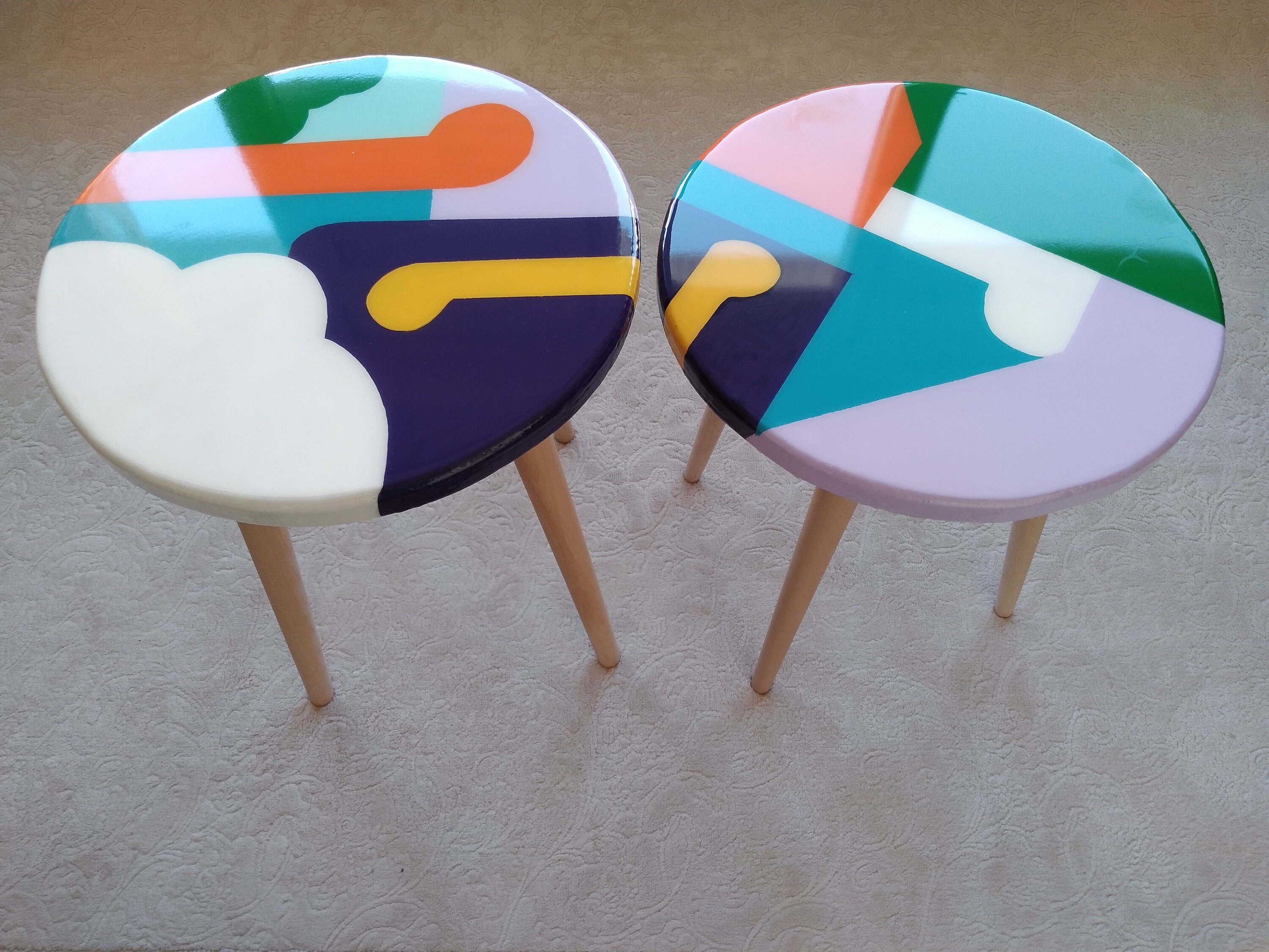 Round Resin Wooden Boho Side Coffee Tables,Colorful  Modern Epoxy White Wooden Unique Abstract End Sofa Bedside Bedroom Art Entryway Table