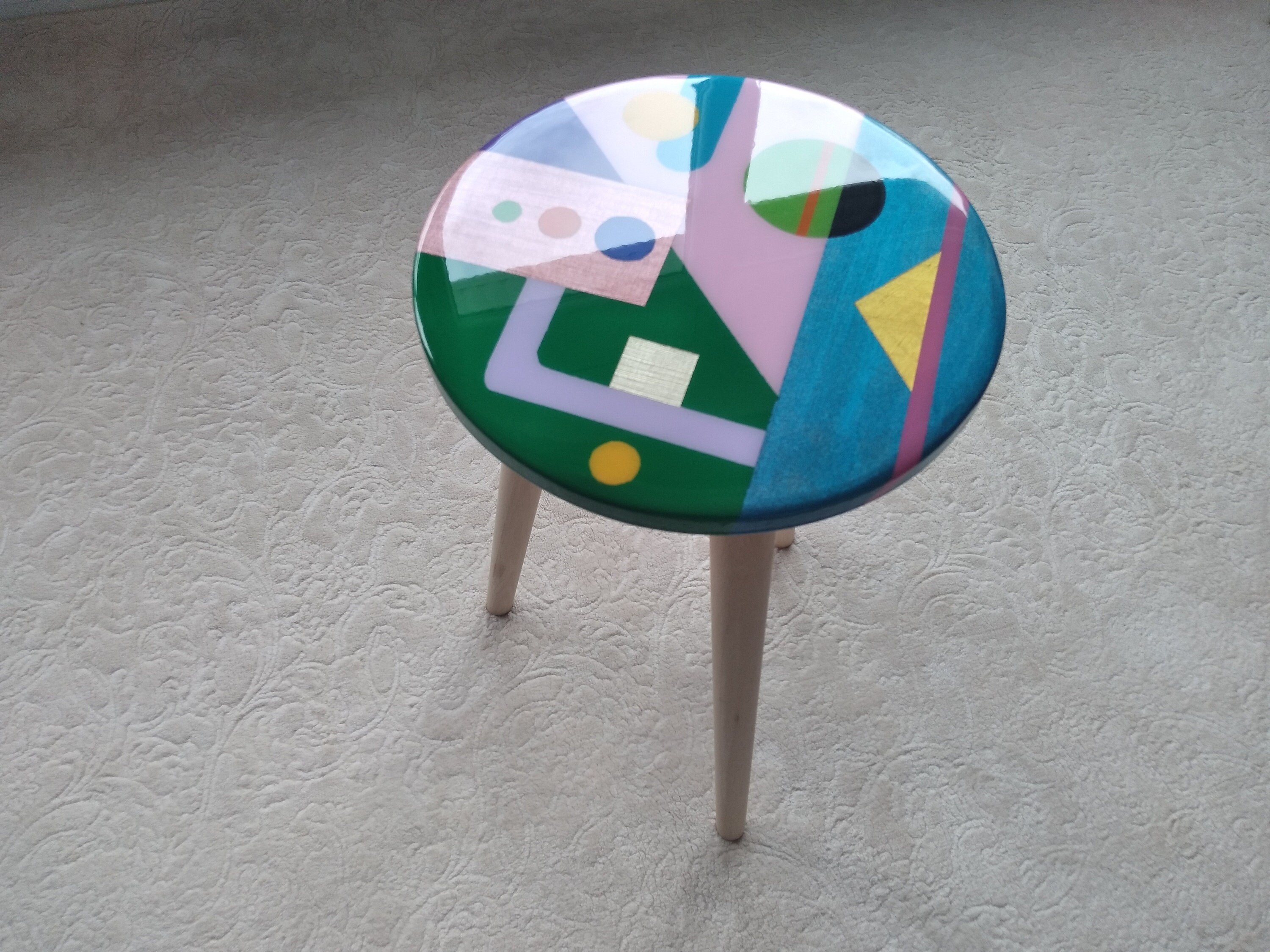 Round Colorful Small Abstract Resin Side Coffee Table, Wooden Bronze Modern Boho Unique End Sofa Bedside Bedroom Cool Epoxy Unusual ArtTable