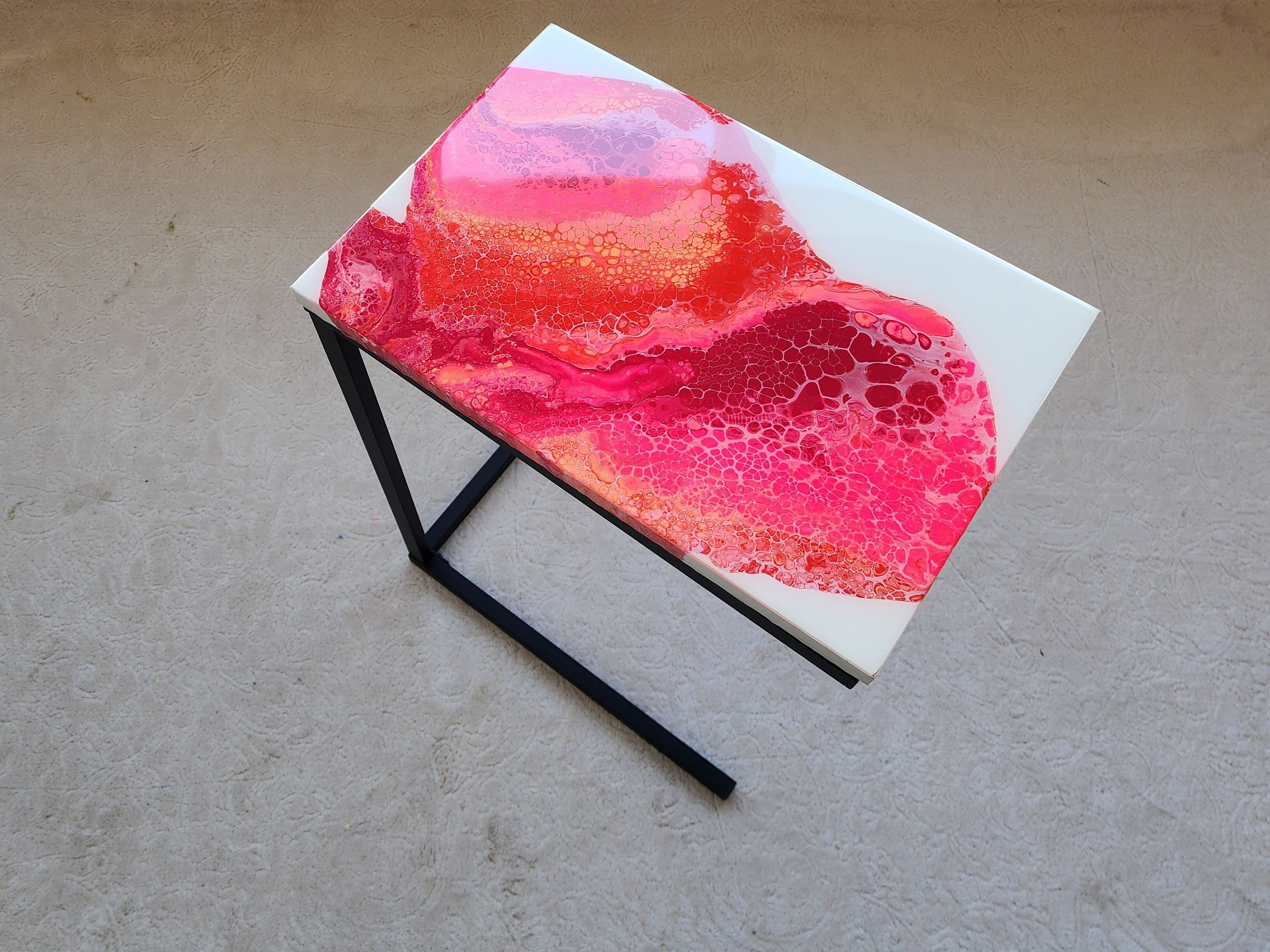 Colorful Side End Resin Couch C Shape Art Table With Metal Legs,Funky Pink White Cool Abstract Wooden Coffee Table,Mother&#39;s Day Gift For Her