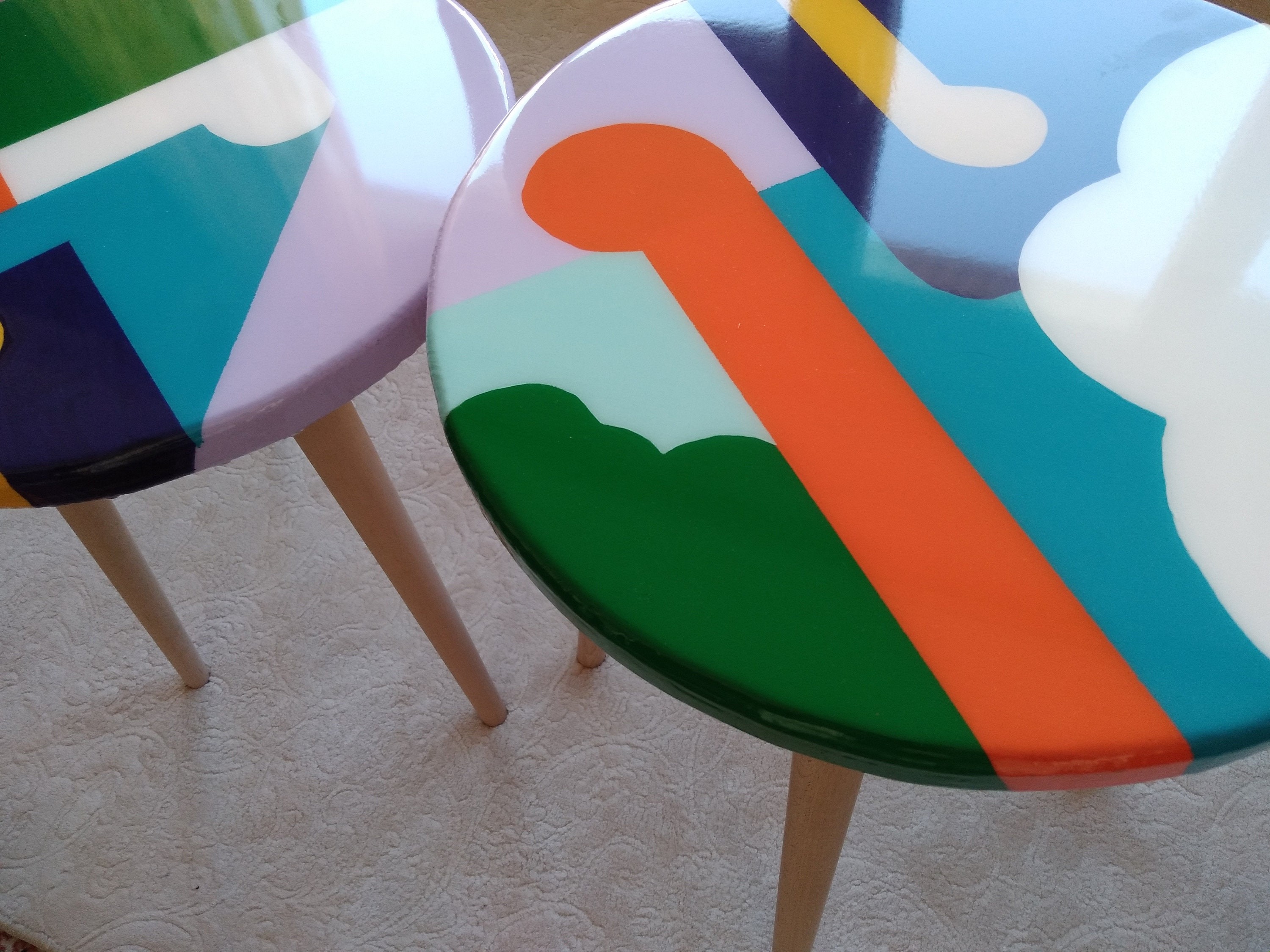 Round Resin Wooden Boho Side Coffee Tables,Colorful  Modern Epoxy White Wooden Unique Abstract End Sofa Bedside Bedroom Art Entryway Table