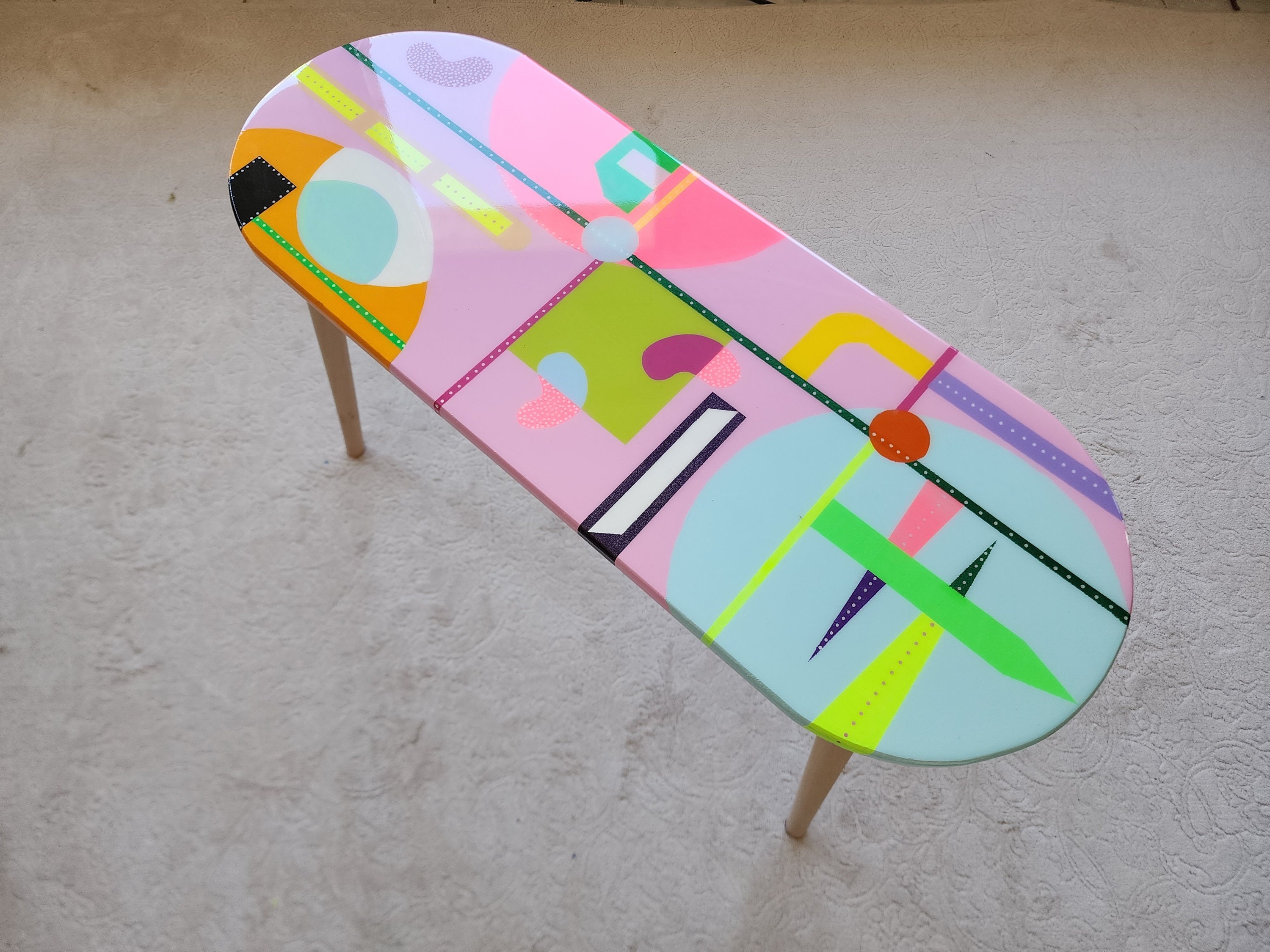 Unusual Pink Funky Colorful Side Nesting Resin Coffee Tables, Maximalist Eclectic Abstract Round Oval Cool Neon Painted Leg Epoxy Art Table