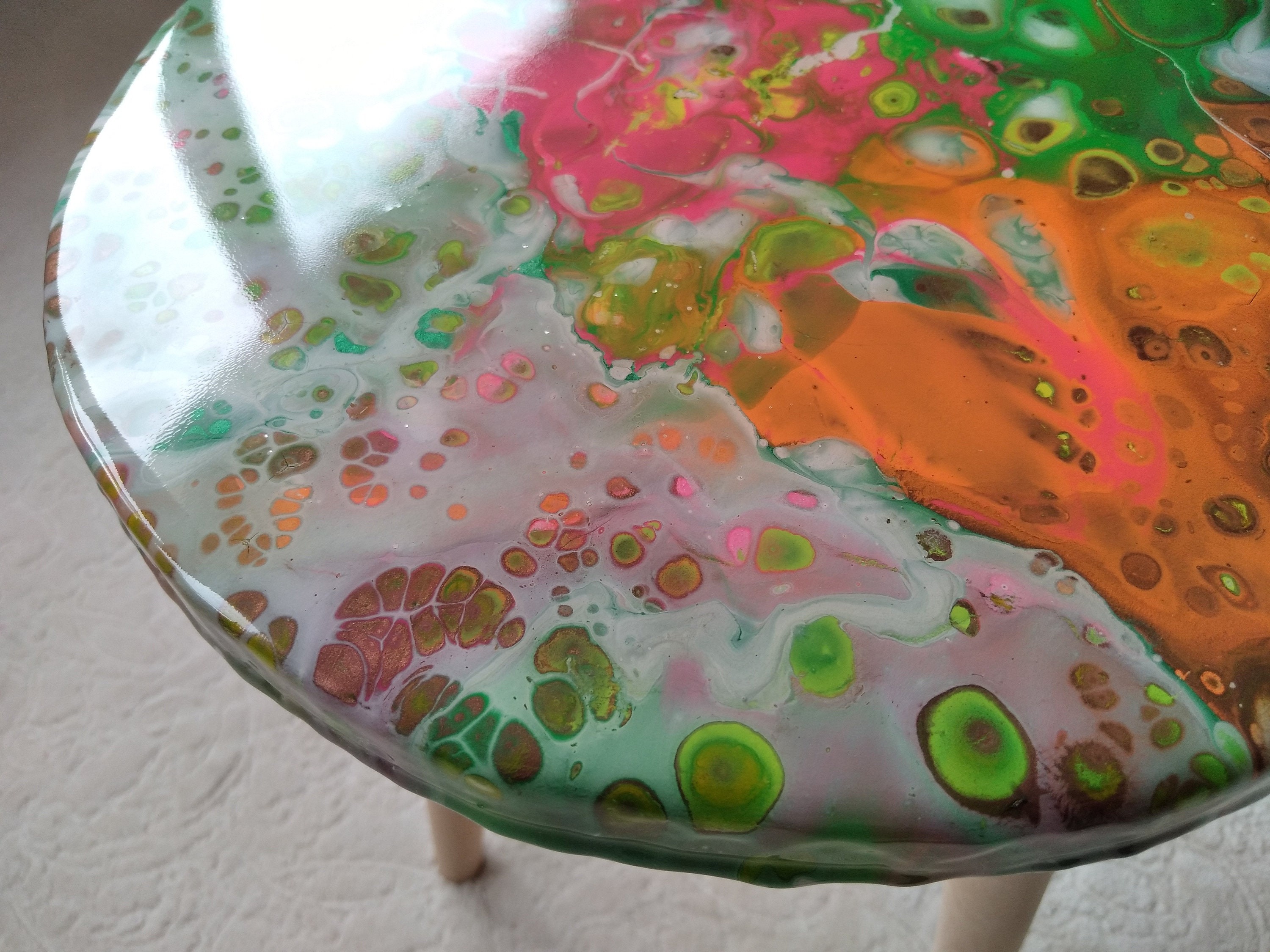 Small Resin Wood Side Coffee Table, Pink Round Modern Boho Unique Wooden Epoxy Bedroom Entrway Bedside Abstract Art Sofa End Low Cool  Table