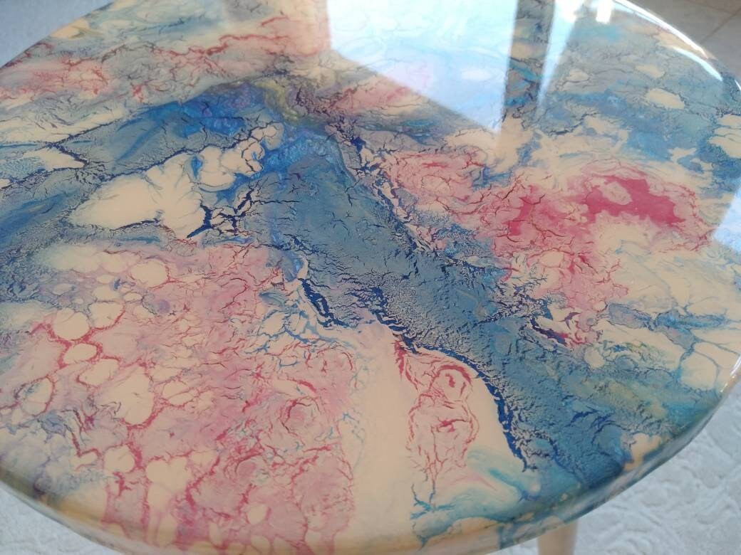 Round Resin Unique Side Coffee Table, Blue Pink Small Modern Epoxy Handmade Amazing Low End Sofa Living Room Bedside Abstract Coffee Tables