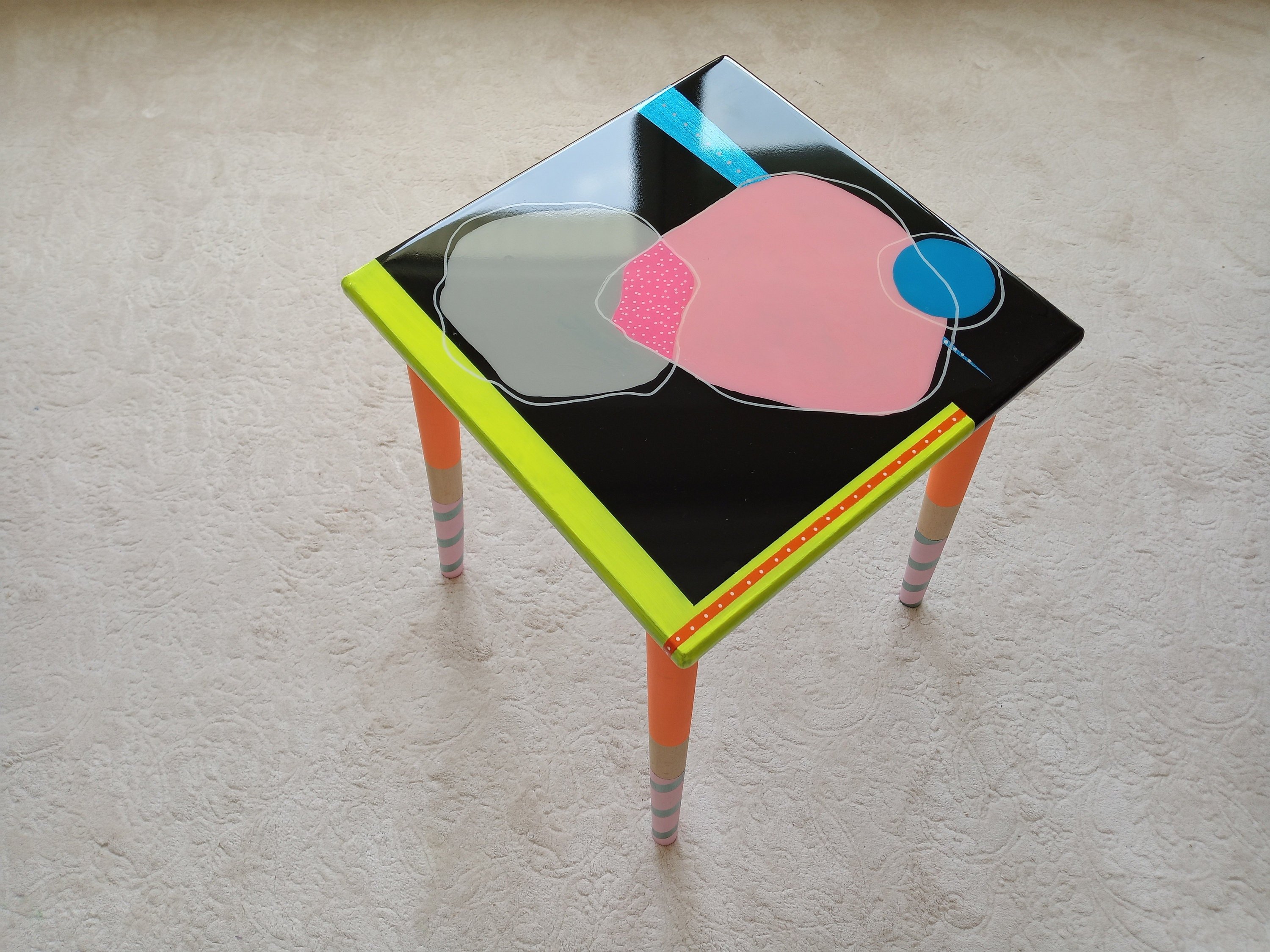 Abstract Colorful Vibrant Side Resin Coffee Table, Modern Unique Artistic Design Black Pink Stylish Painted Legs Cool Cute Epoxy End Table