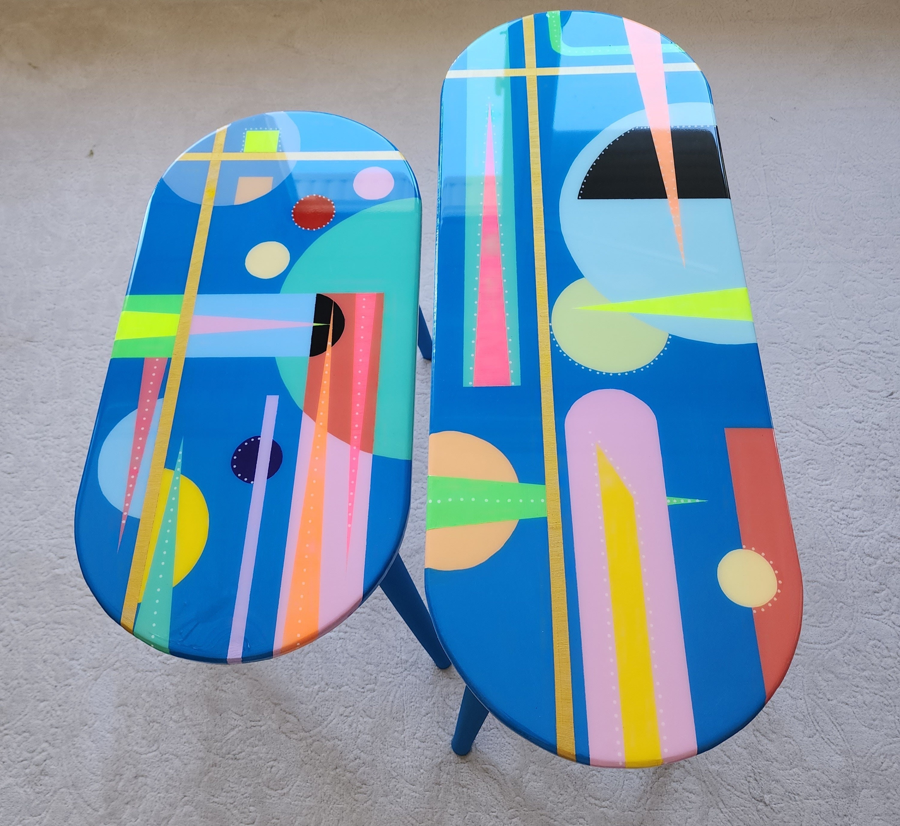Unusual Blue Funky Colorful Oval Resin Side Coffee Tables, Maximalist Eclectic Abstract Cool Neon Painted Leg Epoxy Cute Boho Fun Art Table