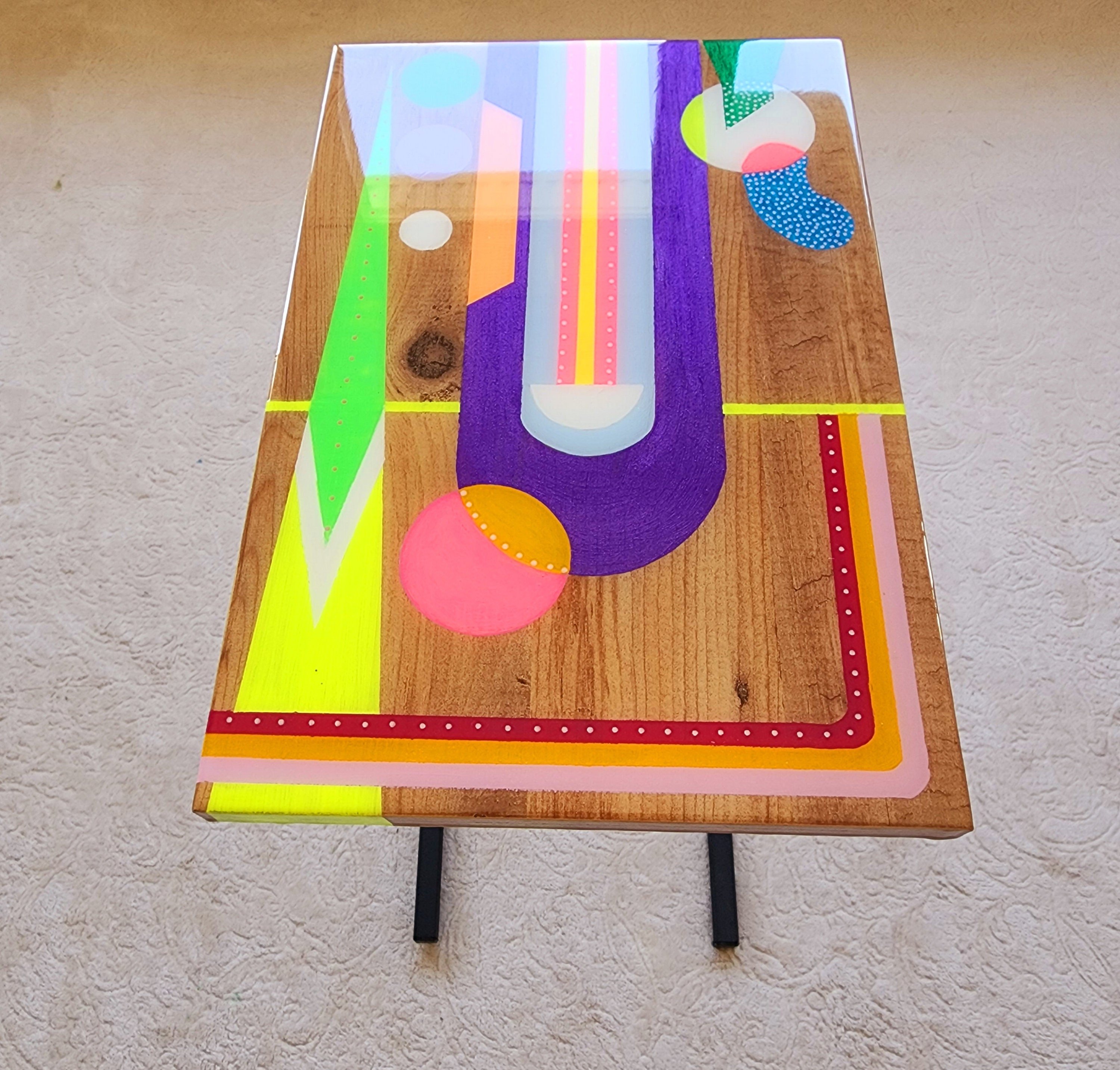 Retro C Shape Colorful Side End Resin Coffee Table With Metal Legs, Funky Cool Mid Century Modern Epoxy Pop Art Neon Painted Couch Table