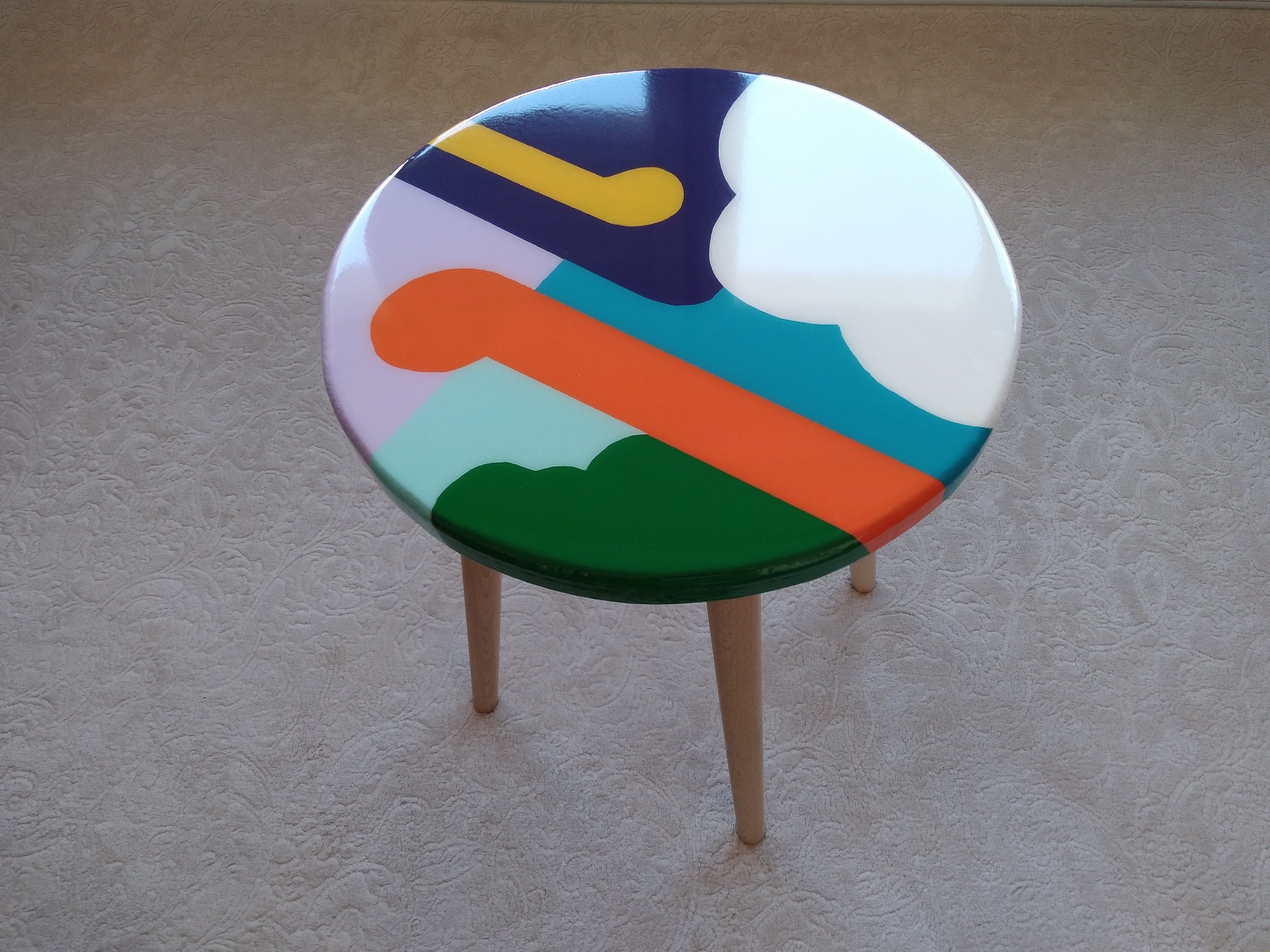 Round Resin Wooden Boho Side Coffee Tables,Colorful  Modern Epoxy White Wooden Unique Abstract End Sofa Bedside Bedroom Art Entryway Table