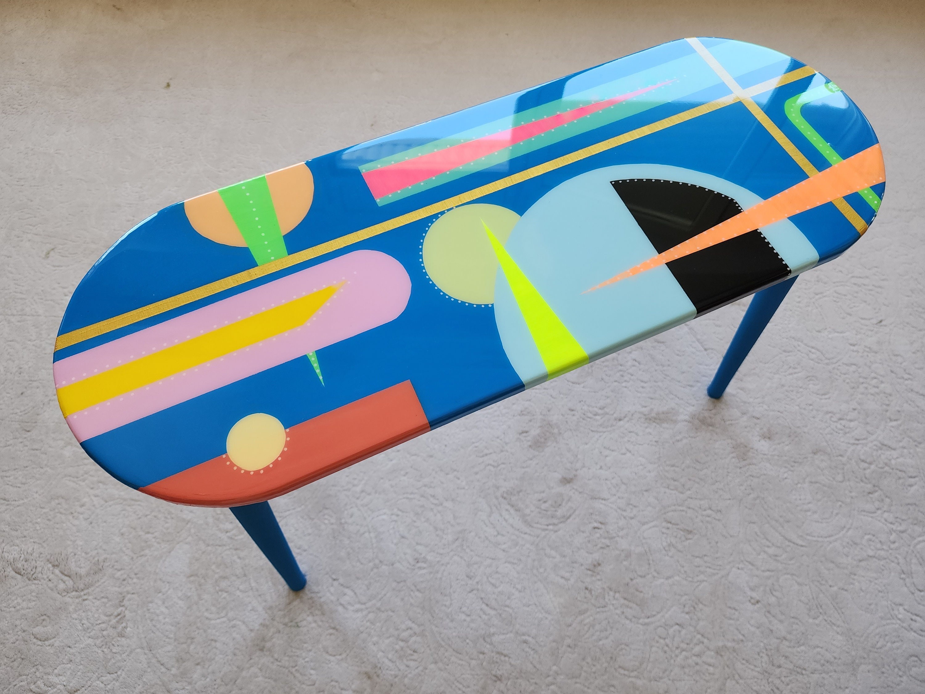 Unusual Blue Funky Colorful Oval Resin Side Coffee Tables, Maximalist Eclectic Abstract Cool Neon Painted Leg Epoxy Cute Boho Fun Art Table