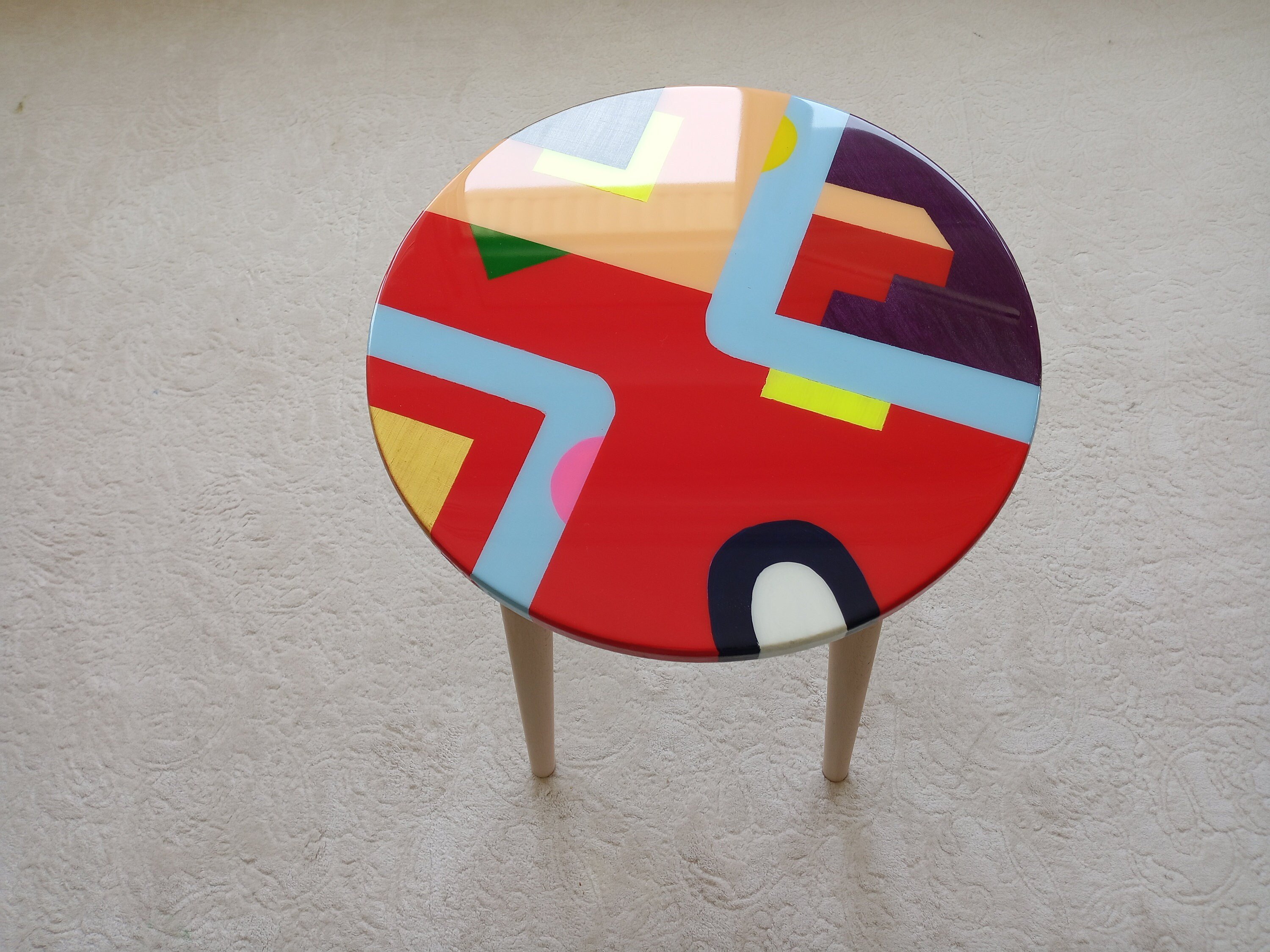 Round Resin Abstract End Side Red Cool Funky Table, Colorful Modern Wooden Unique Bedside Entryway Boho Maximalist Stylish Art Coffee Table