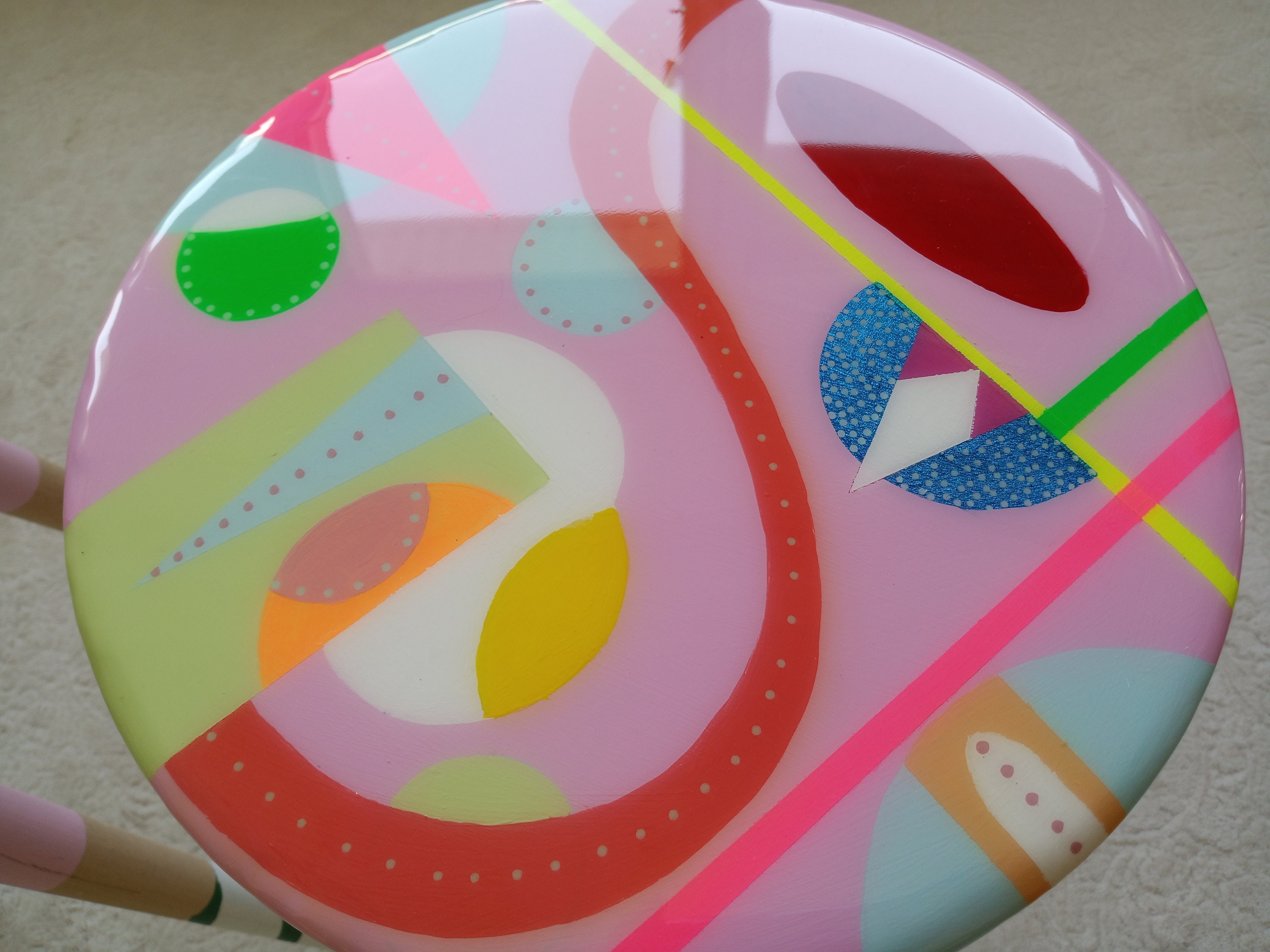 Unusual Pink Funky Colorful Side Nesting Resin Coffee Tables, Maximalist Eclectic Abstract Round Oval Cool Neon Painted Leg Epoxy Art Table