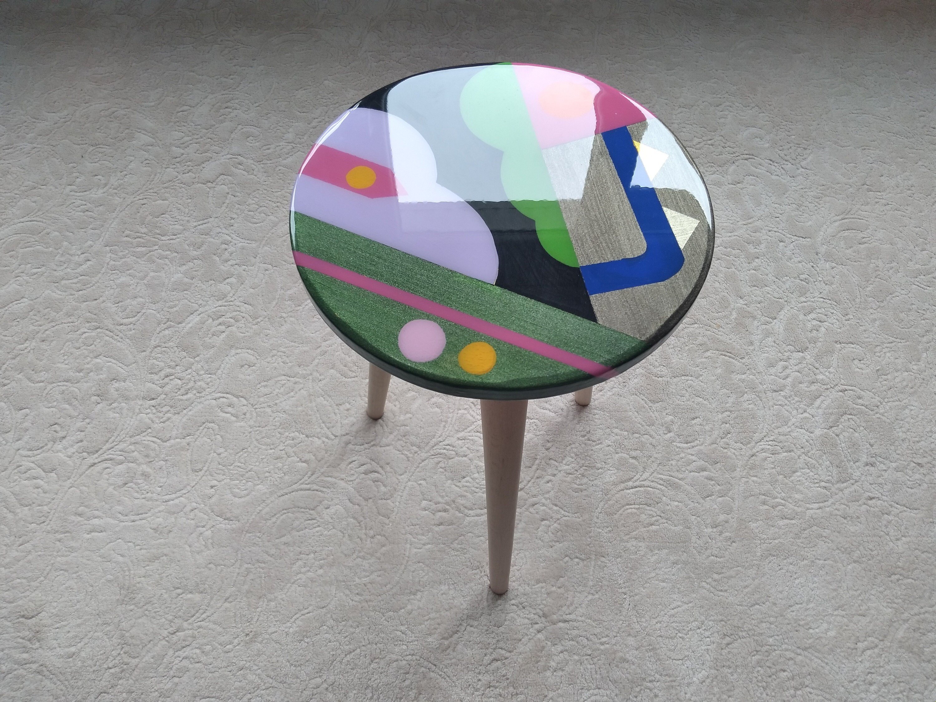 Round Small Boho Resin Sofa Coffee Table, Modern Wooden Epoxy Wood Unique Bronze Entryway Side End Cool Abstract Bedside Bedroom Art Tables