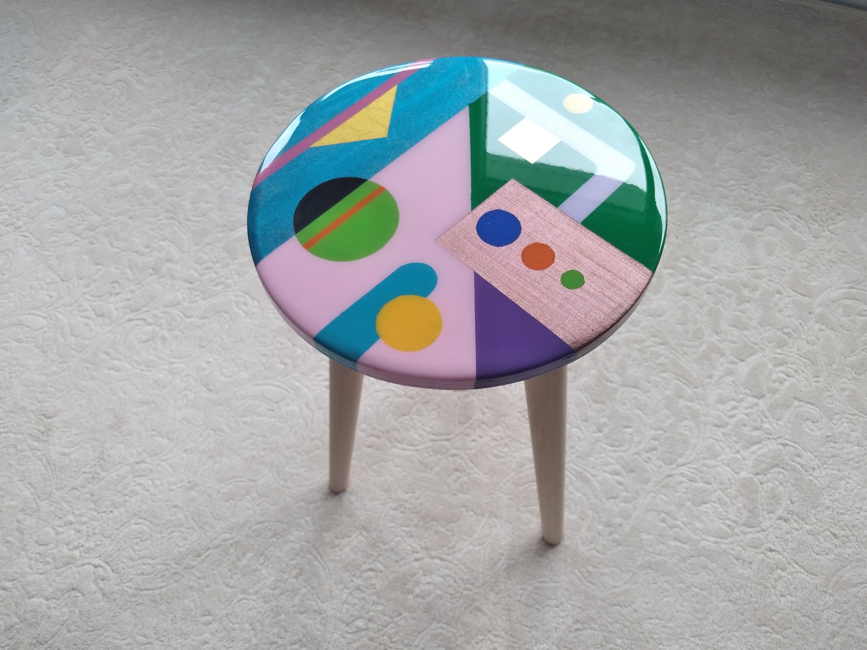 Round Colorful Small Abstract Resin Side Coffee Table, Wooden Bronze Modern Boho Unique End Sofa Bedside Bedroom Cool Epoxy Unusual ArtTable