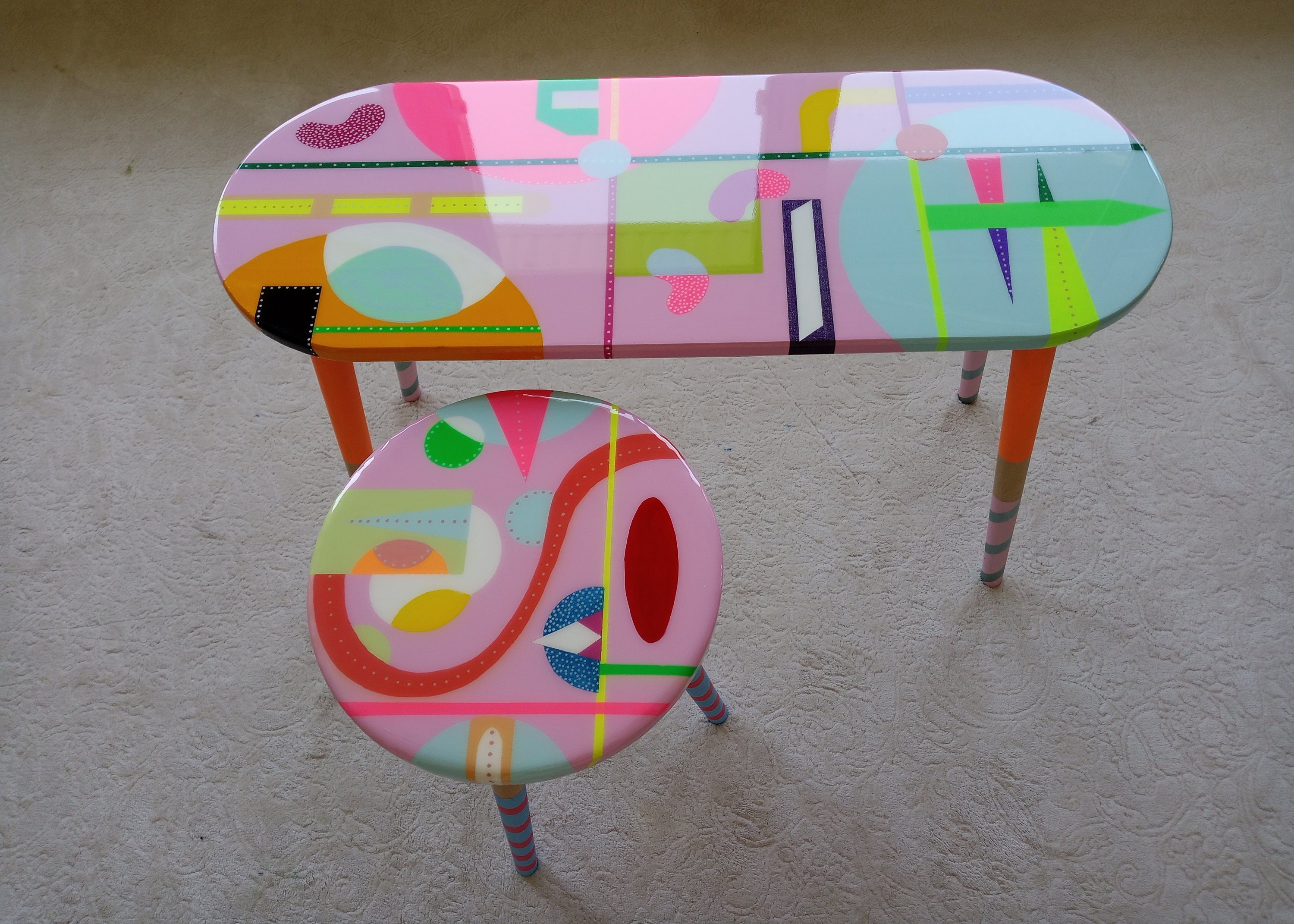 Unusual Pink Funky Colorful Side Nesting Resin Coffee Tables, Maximalist Eclectic Abstract Round Oval Cool Neon Painted Leg Epoxy Art Table