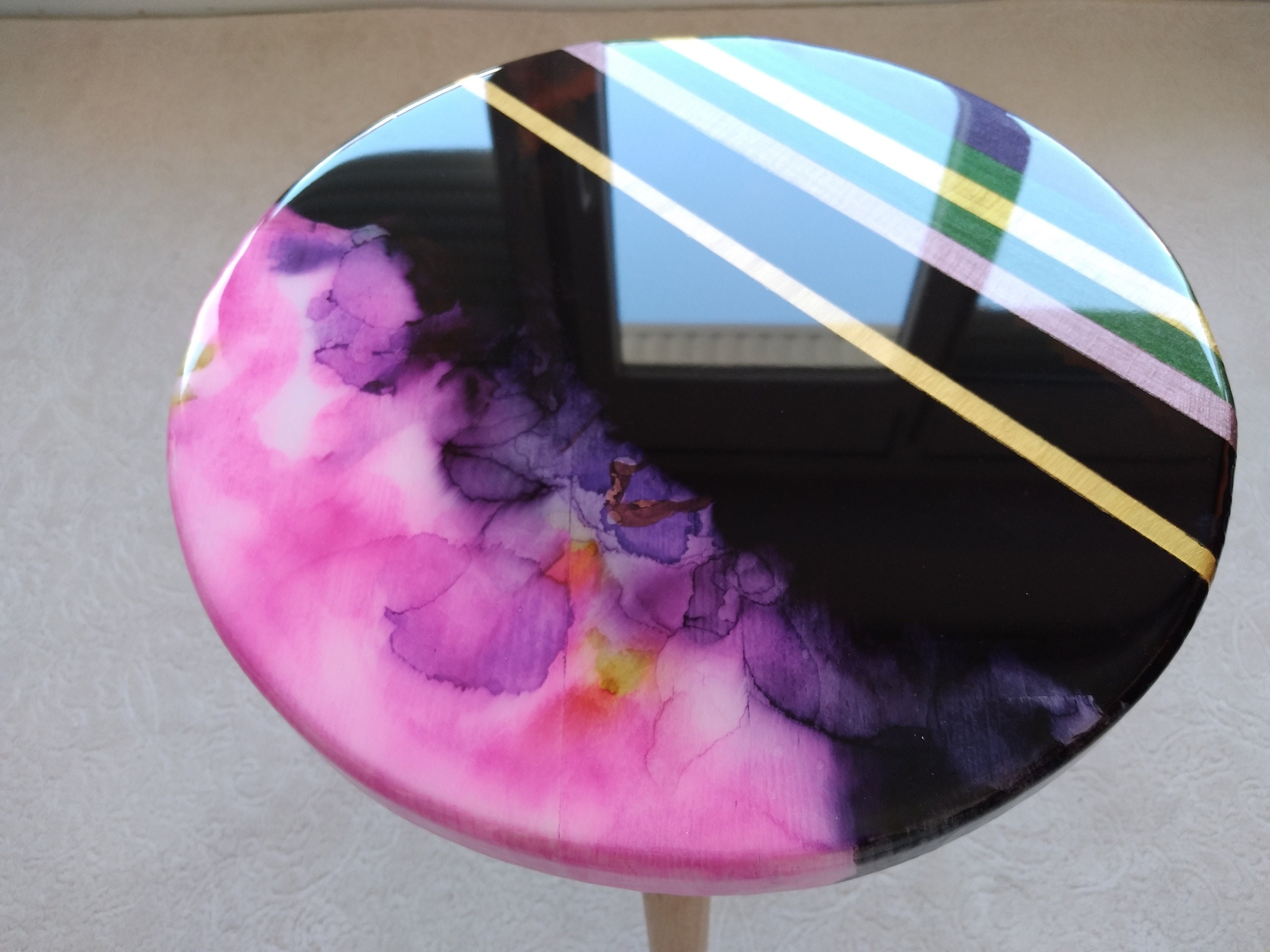 Wood Round Bedside Pink Black Resin Side Coffee Table, Modern Unique Epoxy End Boho Entryway Bedroom Sofa Furniture Wooden Abstract Table