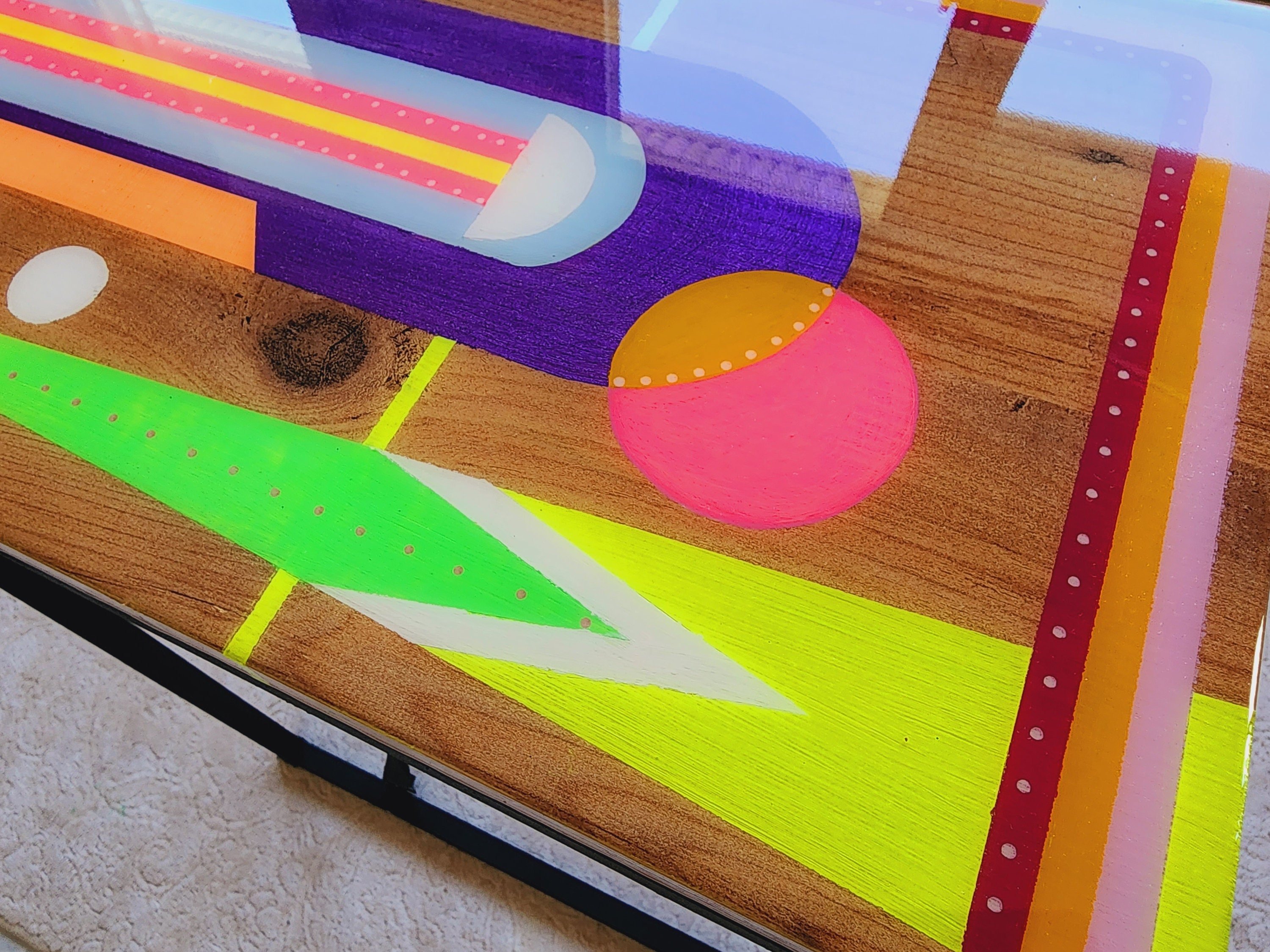 Retro C Shape Colorful Side End Resin Coffee Table With Metal Legs, Funky Cool Mid Century Modern Epoxy Pop Art Neon Painted Couch Table
