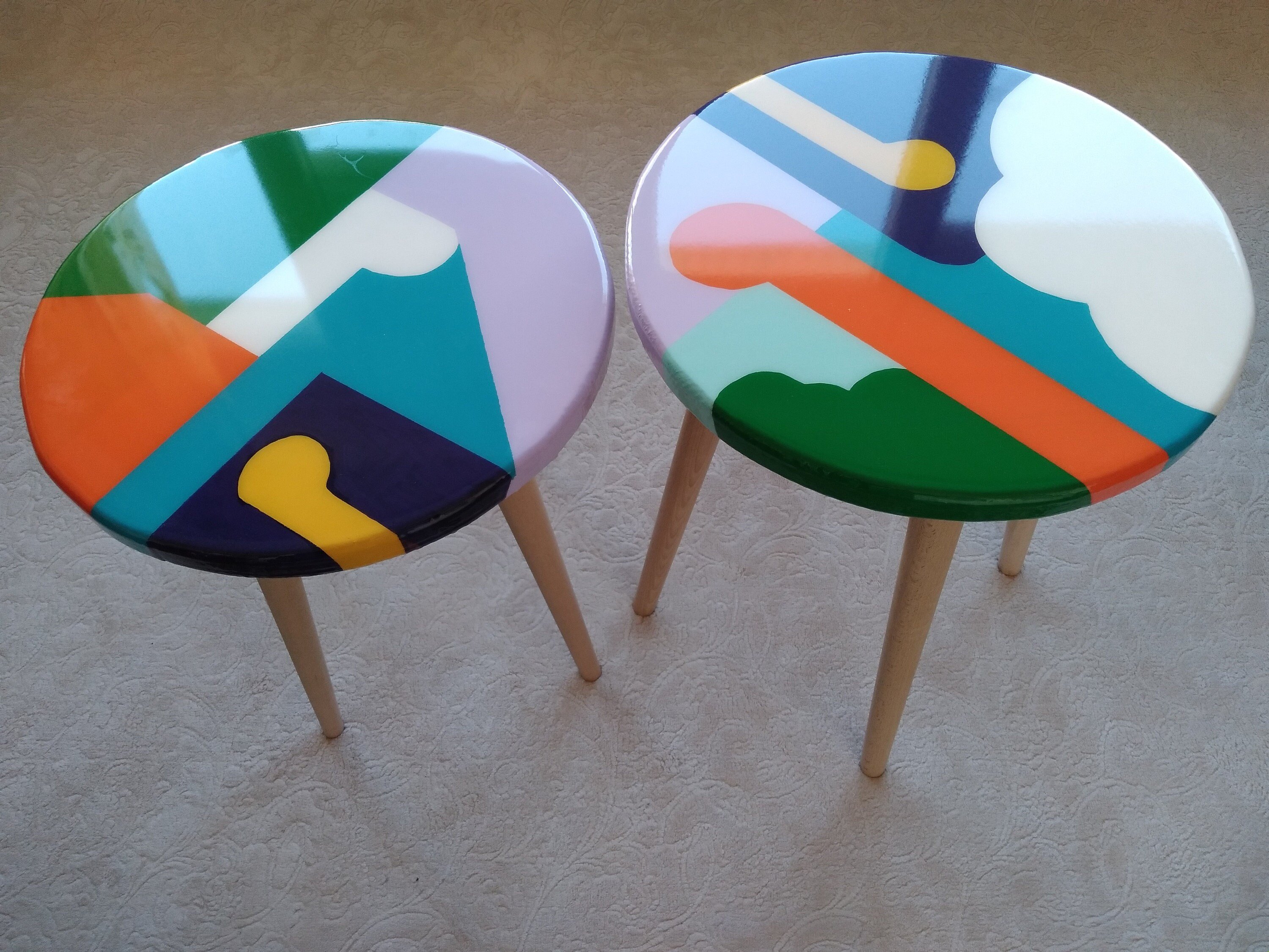 Round Resin Wooden Boho Side Coffee Tables,Colorful  Modern Epoxy White Wooden Unique Abstract End Sofa Bedside Bedroom Art Entryway Table