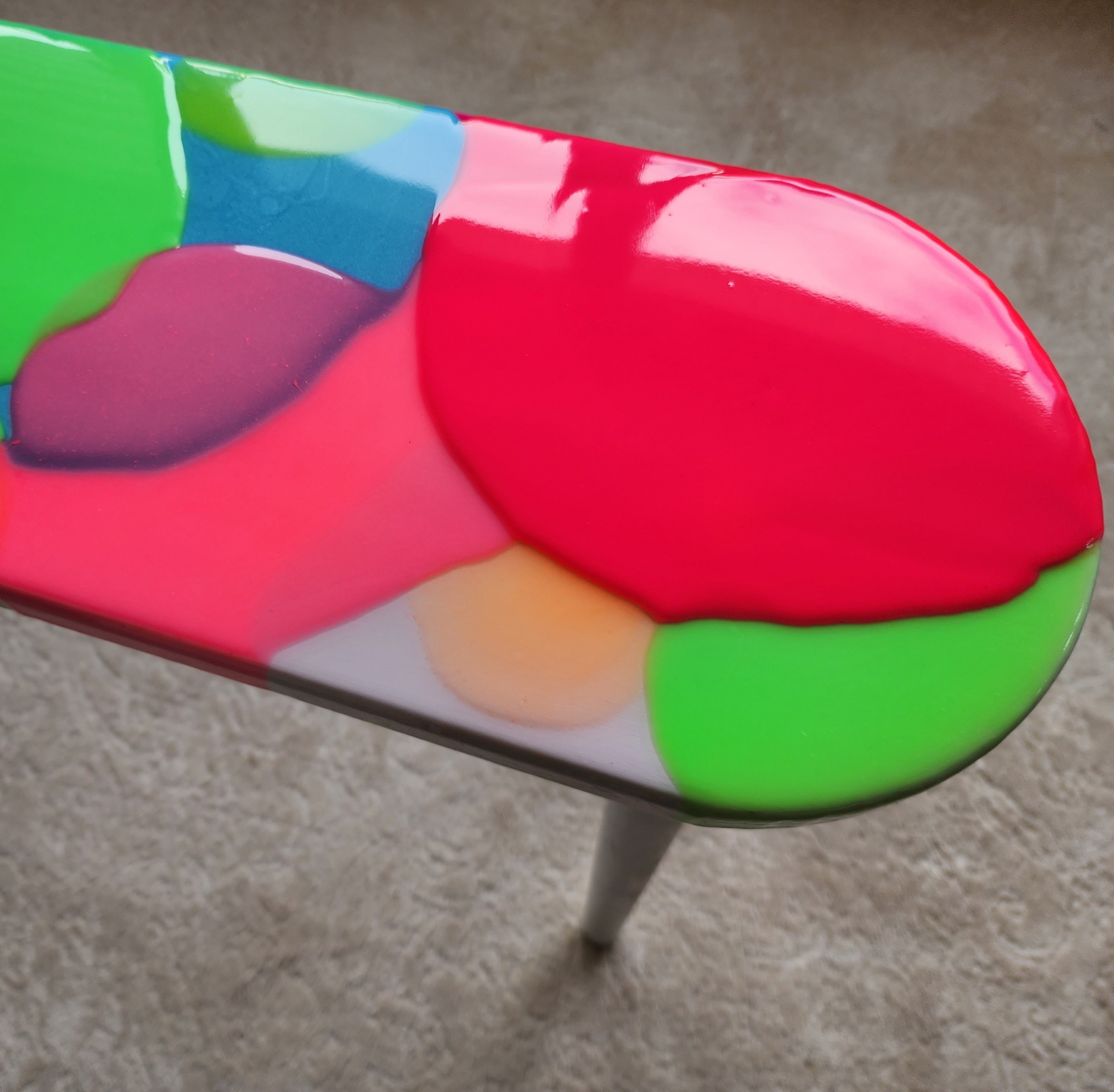 Pink Funky Oval Neon Painted Legs 3D Side Resin Coffee Tables, Colorful Maximalist Eclectic Unusual Abstract Cool Nesting Epoxy Art Table