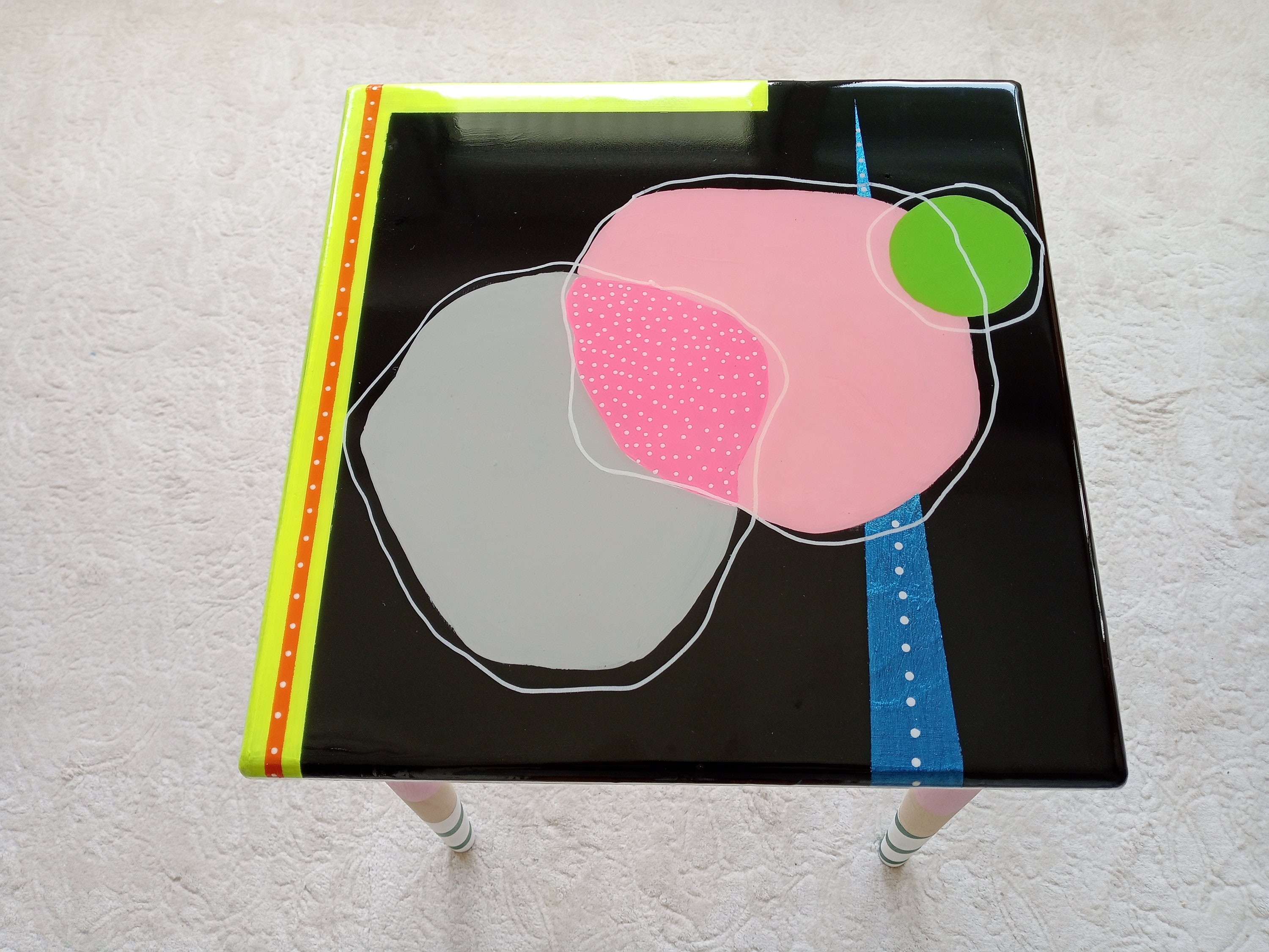 Abstract Colorful Funky Side Resin Coffee Table, Modern Vibrant Unique Artistic Design Black Pink Painted Legs Cool Cute Epoxy Art End Table