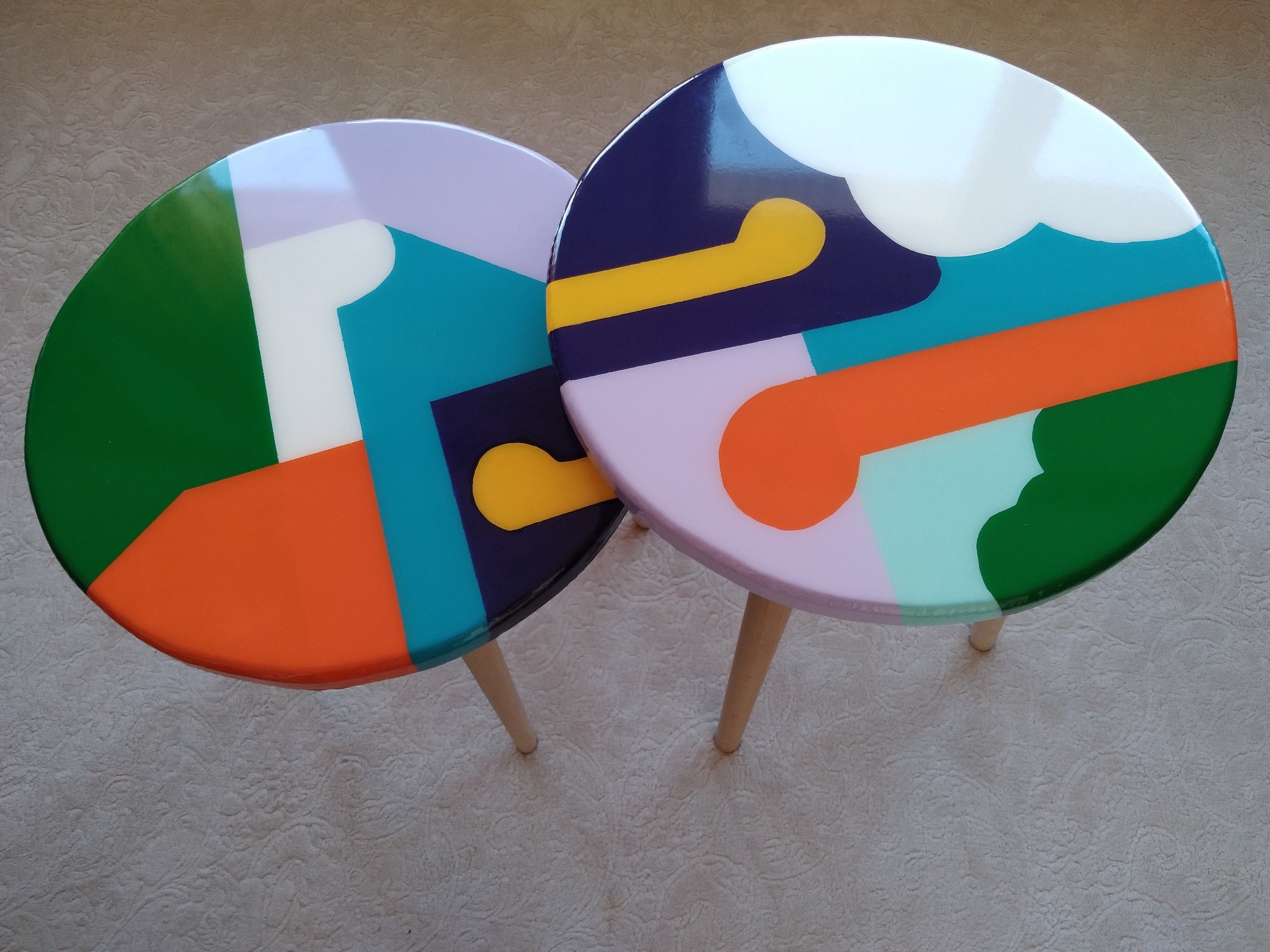 Round Resin Wooden Boho Side Coffee Tables,Colorful  Modern Epoxy White Wooden Unique Abstract End Sofa Bedside Bedroom Art Entryway Table