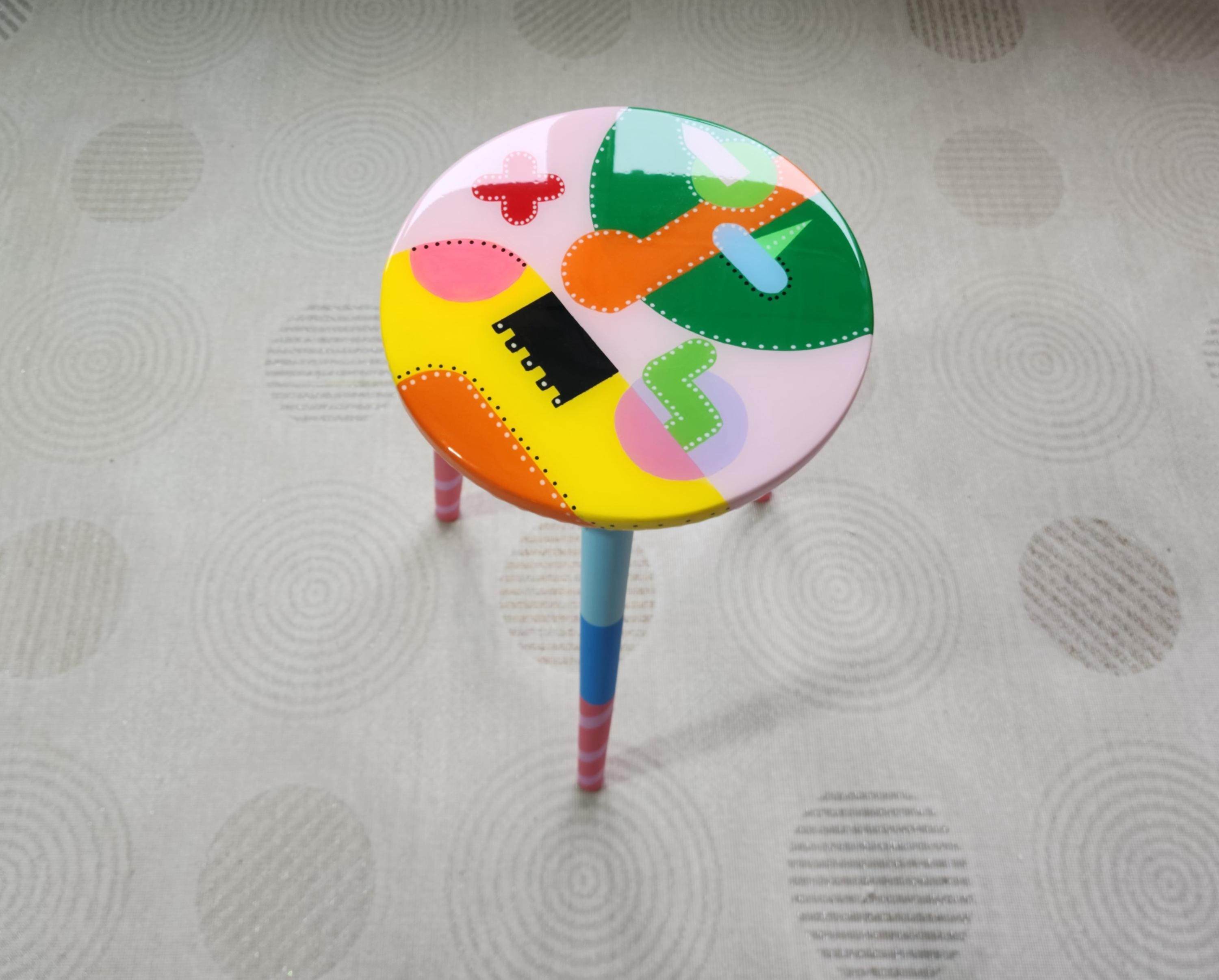 Round Colorful Funky Abstract Pink Resin Side Coffee Table, Green Groovy Vibrant Wooden Rainbow Retro Hippi Cool Luxury Boho Center Table